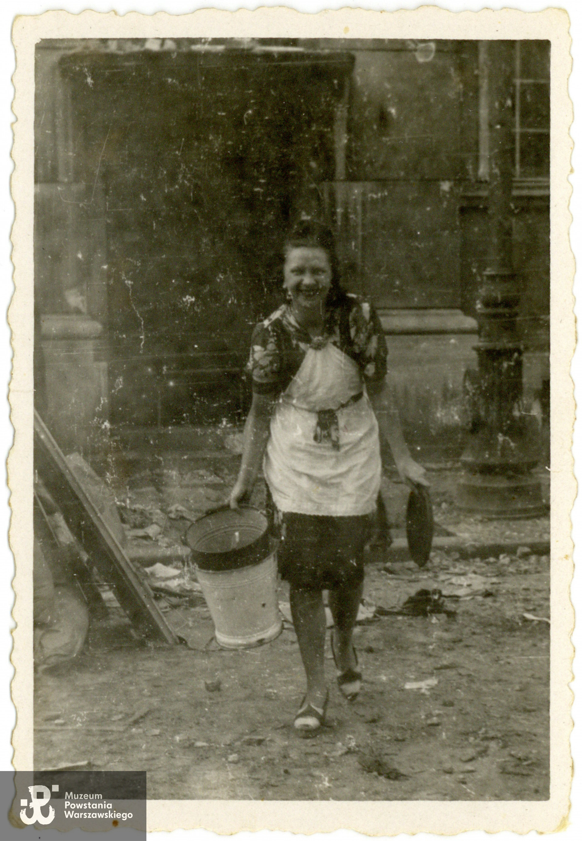 Fotografia  z okresu Powstania Warszawskiego pochodząca ze spuścizny po Adamie Zbigniewie Domańskim ps. Zbyszek. Bez opisu. Tożsamość kobiety nieustalona. Fotografia pochodzi ze spuścizny po Adamie Zbigniewie Domańskim, udostępniła p. Zofia Elżbieta Grzebalska z d. Domańska, córka Powstańca. Skany wykonano w Muzeum Powstania Warszawskiego w lutym 2024 r. 