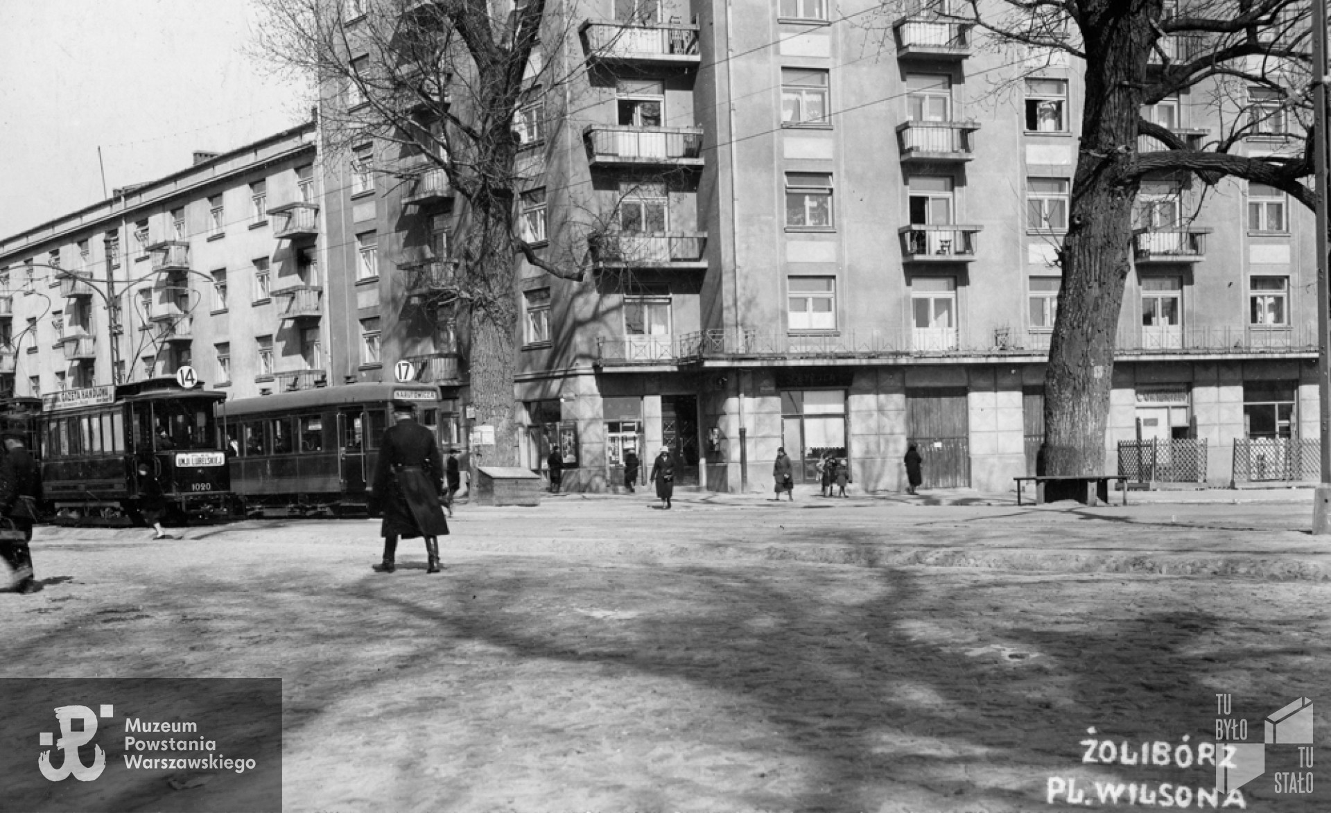 Budynek Spółdzielni Mieszkaniowej „Fenix” przy placu Wilsona, lata 1931-1934, miejsce  gdzie prawdopodobnie poległ 30.09.1944 r. Zbigniew Andrzej Pawelec. Fot. ze zbiorów Andrzeja Świerczewskiego, źródło: Społeczne Archiwum Warszawy, Tu Było, Tu Stało (TBTS), www.tubylotustalo.pl 
