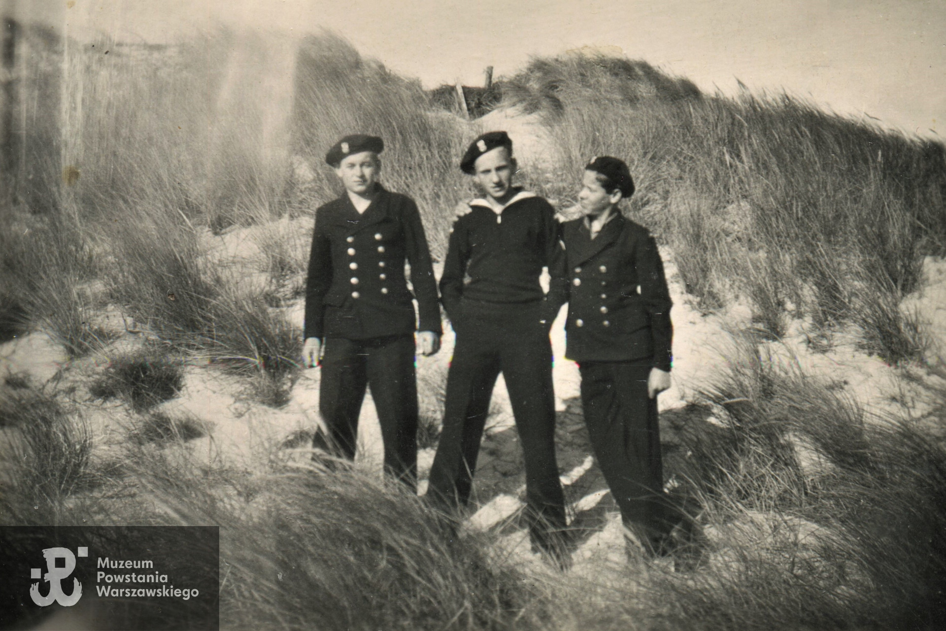 Zdjęcia grupowe wykonane na wyspie Sylt w 1945 roku. Jan Lucjan Kubiak "Żbik" w środku.   Fot. ze zbiorów rodzinnych p. Tadeusza Kubiaka 
