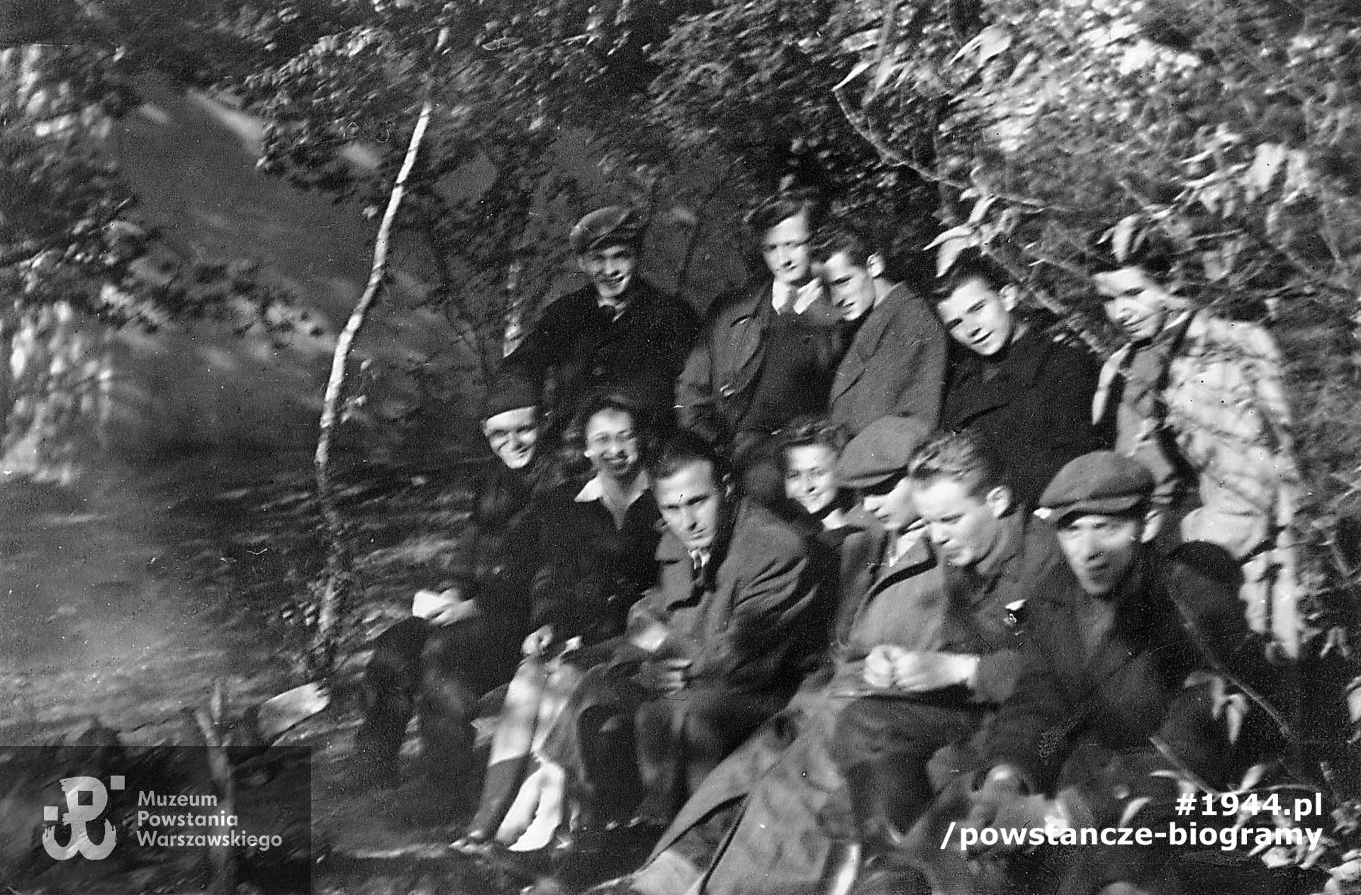 Rejentówka koło Radzymina, 1943. Fotografia grupowa wykonana w czasie szkolenia podchorążych. W pierwszym rzędzie od lewej: kpr.pchor. Ryszard Bielański "Rom", por. Stefan Matuszczyk "Porawa", kpr.pchor. Jerzy Szaniawski "Słoń", kpr.pchor. Andrzej Jabłoński "Zenek", kpr.pchor. Olgierd Budrewicz "Konrad". Drugi rząd w środku: Zofia Rusecka "Zosia", plut.pchor. Zbigniew Szubański "Clive" lub "Keyf", Zbigniew Kryst "Wilimowski". Fot. ze zbiorów Muzeum Powstania Warszawskiego, sygn. MPW-IP/3946