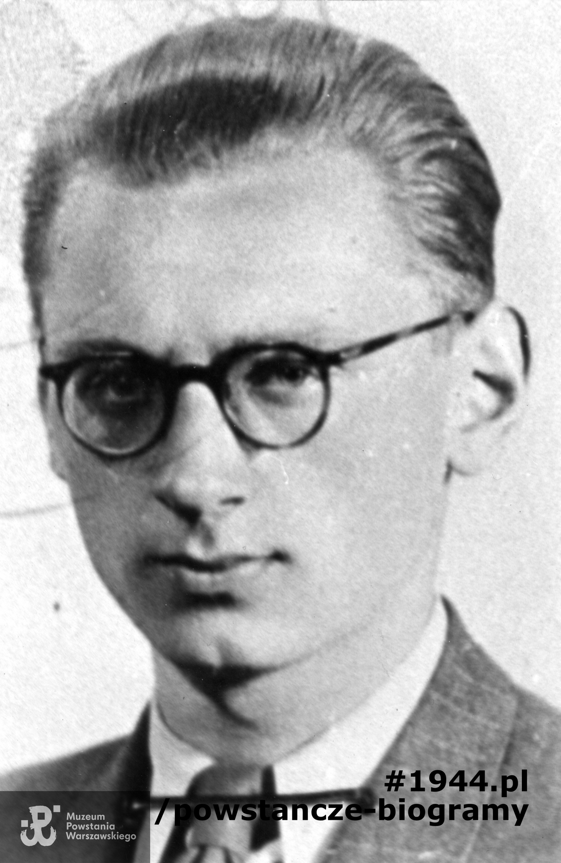 Władysław Bartoszewski  "Teofil" (1922-2015). Fotografia portretowa ze zbiorów Muzeum Powstania Warszawskiego, sygn. MPW-IK/3035