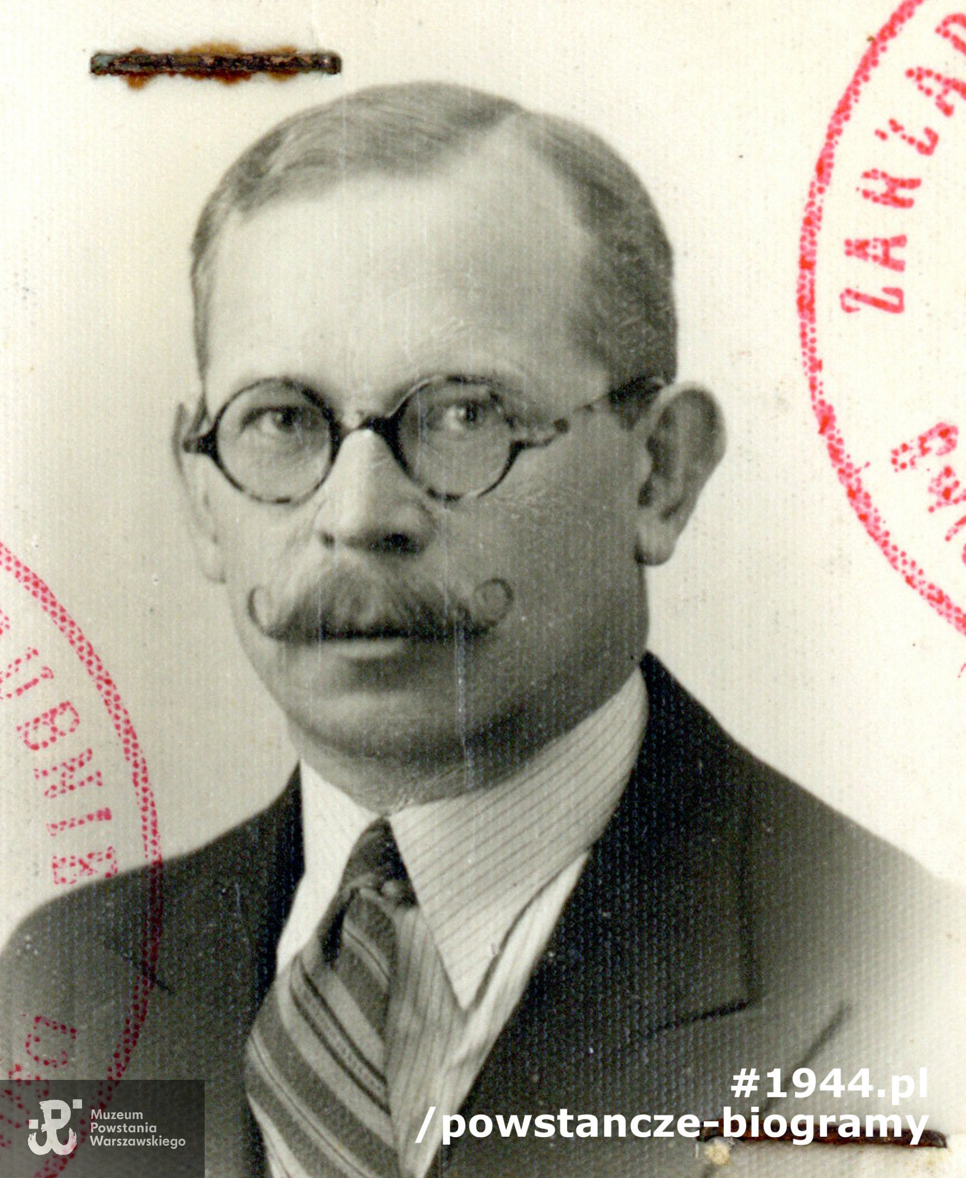 Przedwojenne zdjęcie legitymacyjne z lat 30-tych XX w. pochodzące z dowodu osobistego Michała Pietrusińskiego. Ze zbiorów Muzeum Powstania Warszawskiego, sygn.