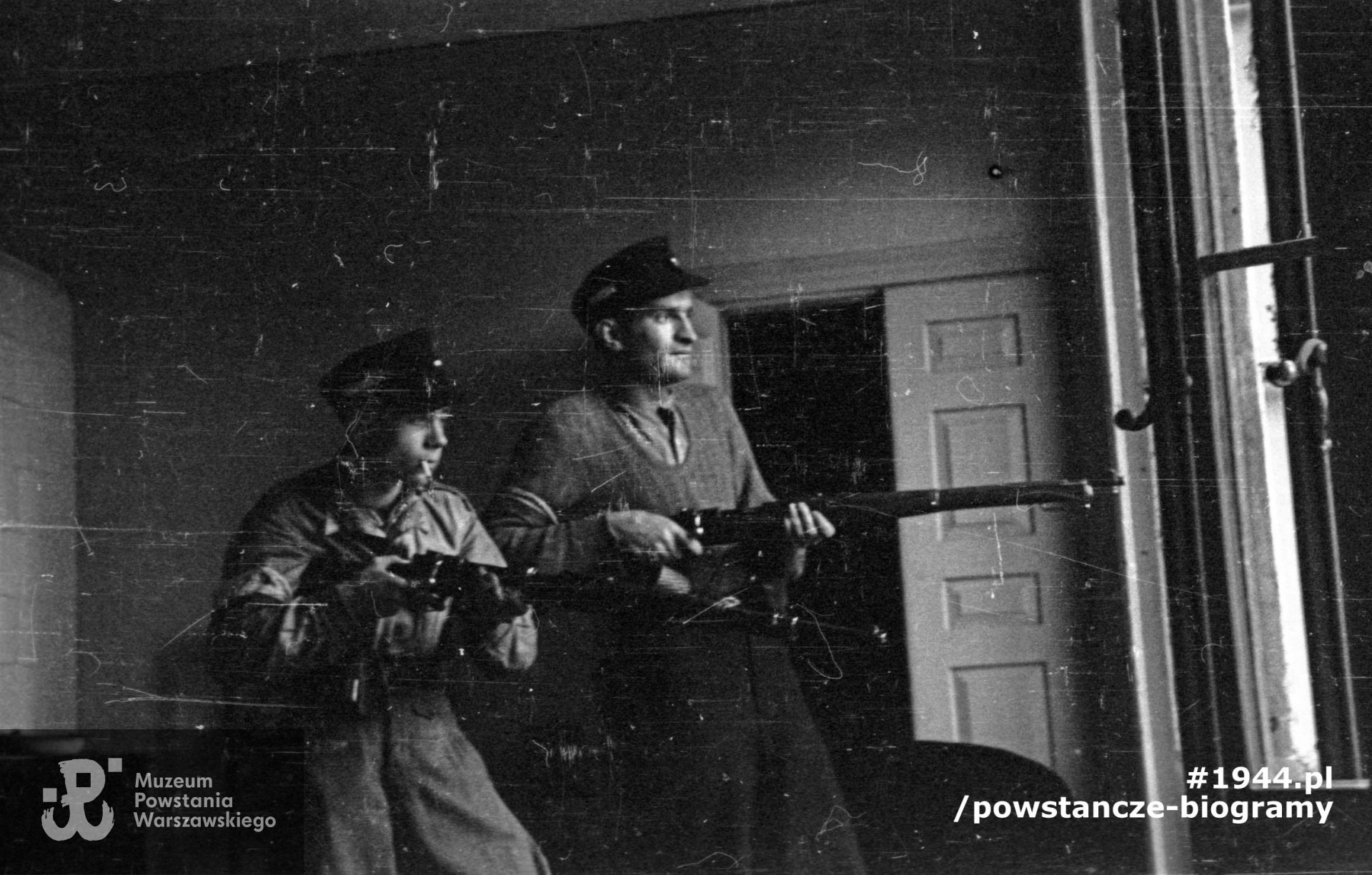 Stanowisko strzelnicze w domu przy ul. Czackiego 2/4. Kpr. Karol Durski "Durczak" (z lewej) i kpr. pchor. Jerzy Kokczyński "Boczkowski" z pułku NSZ im. gen. Władysława Sikorskiego. Fot. ze zbiorów Muzeum Powstania Warszawskiego, sygn. MPW-IN/3461