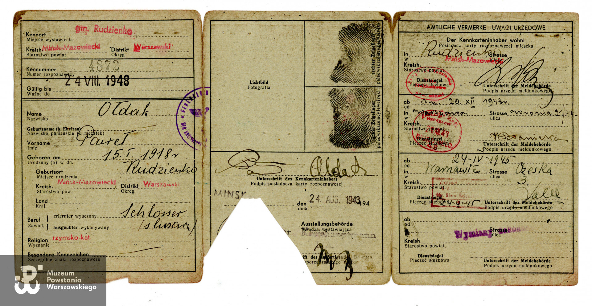 Należąca do Pawła Ołdaka kenkarta (niem. Kennkarte, karta rozpoznawcza) – dokument tożsamości wydawany obligatoryjnie przez okupacyjne władze niemieckie. Ze zbiorów rodzinnych p.  Joanny Węgrzynek z domu Ołdak, córki Powstańca. Skany wykonano w Muzeum Powstania Warszawskiego, 05/2023.