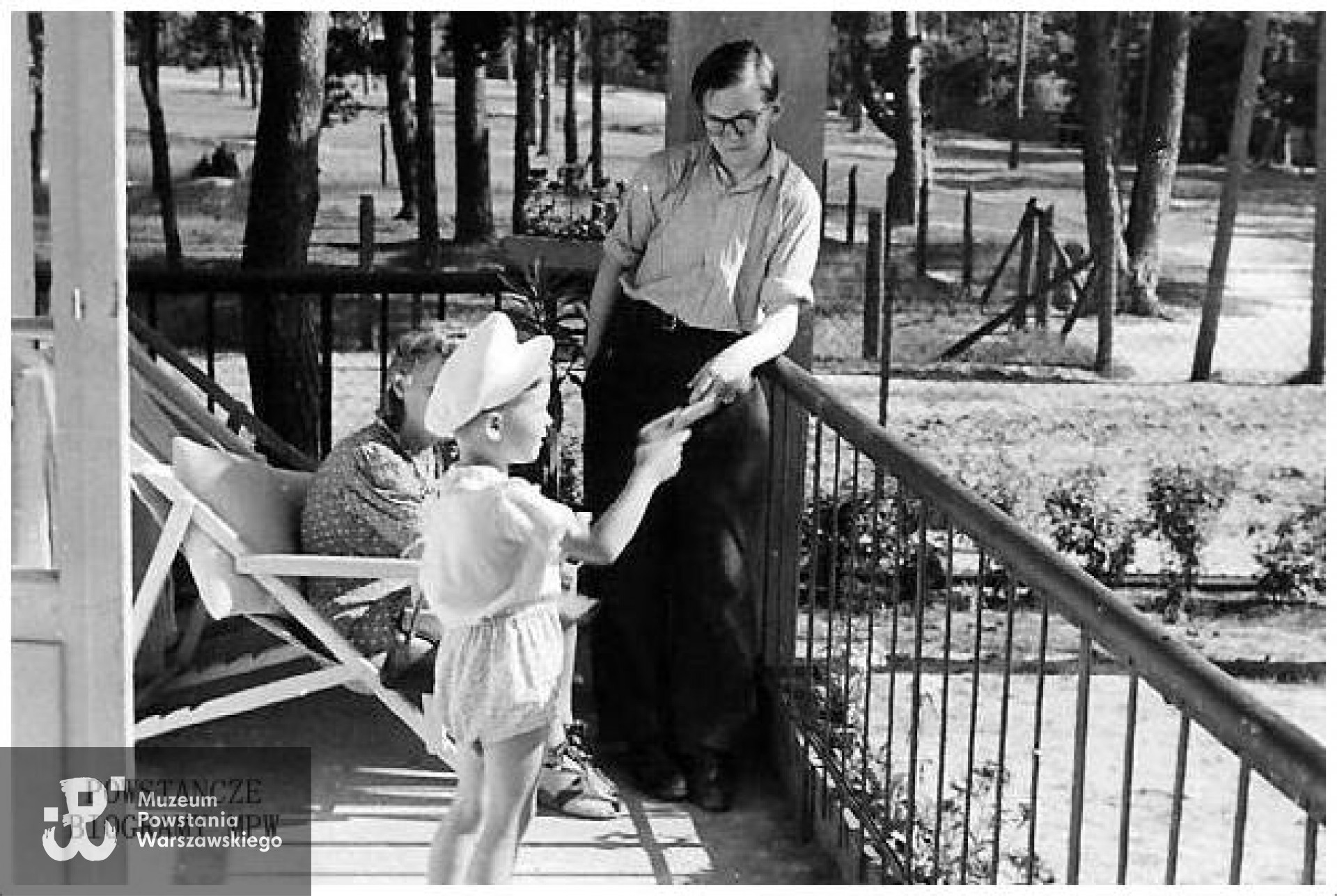 Anin 1944 r. Stoi Mruczek, na leżaku jego kuzynka Anna Pohoska i na pierwszym planie autor notatki Józef Kaczkowski,  rocznik 1939.