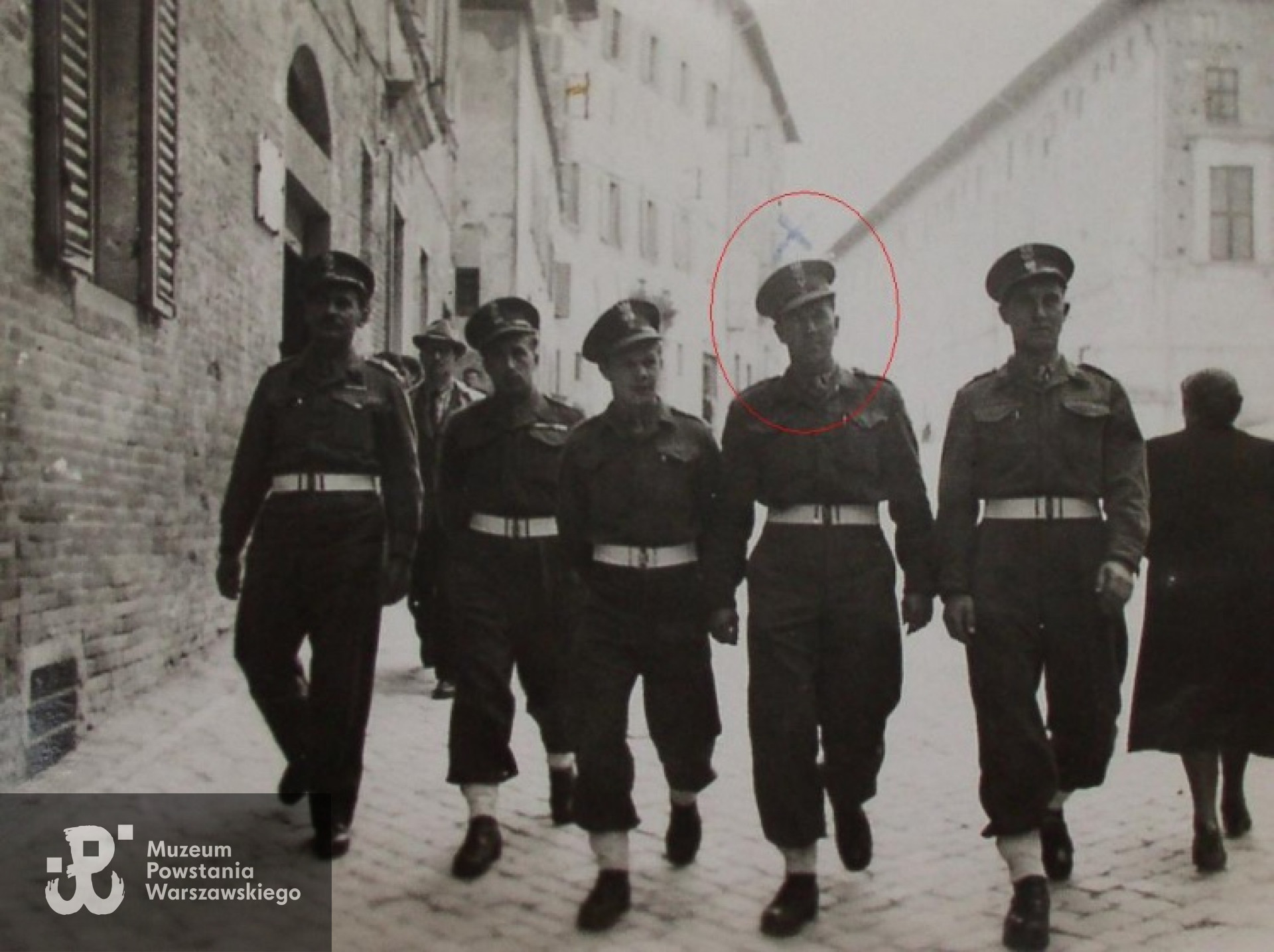 Rok 1945 - w 2. Korpusie Polskim we Włoszech - jako podoficer oddziału żandarmerii polowej.