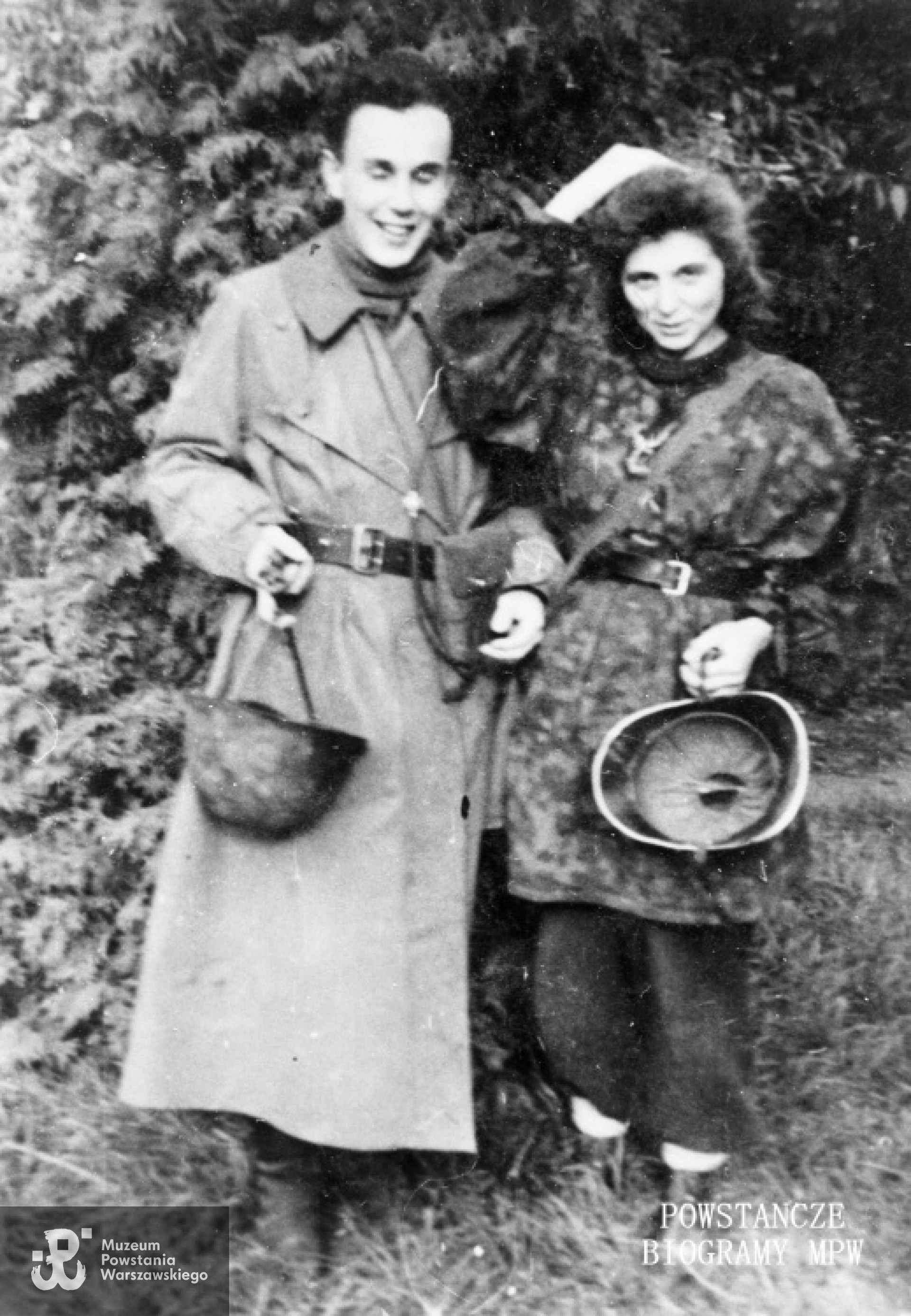 Żoliborz. Fotografia z okresu Powstania Warszawskiego: "Danka" (Danuta Szydelska) i "Sawa" (Artur Chwalibogowski). Fot. ze zbiorów Muzeum Powstania warszawskiego, sygn. MPW-IH/5395