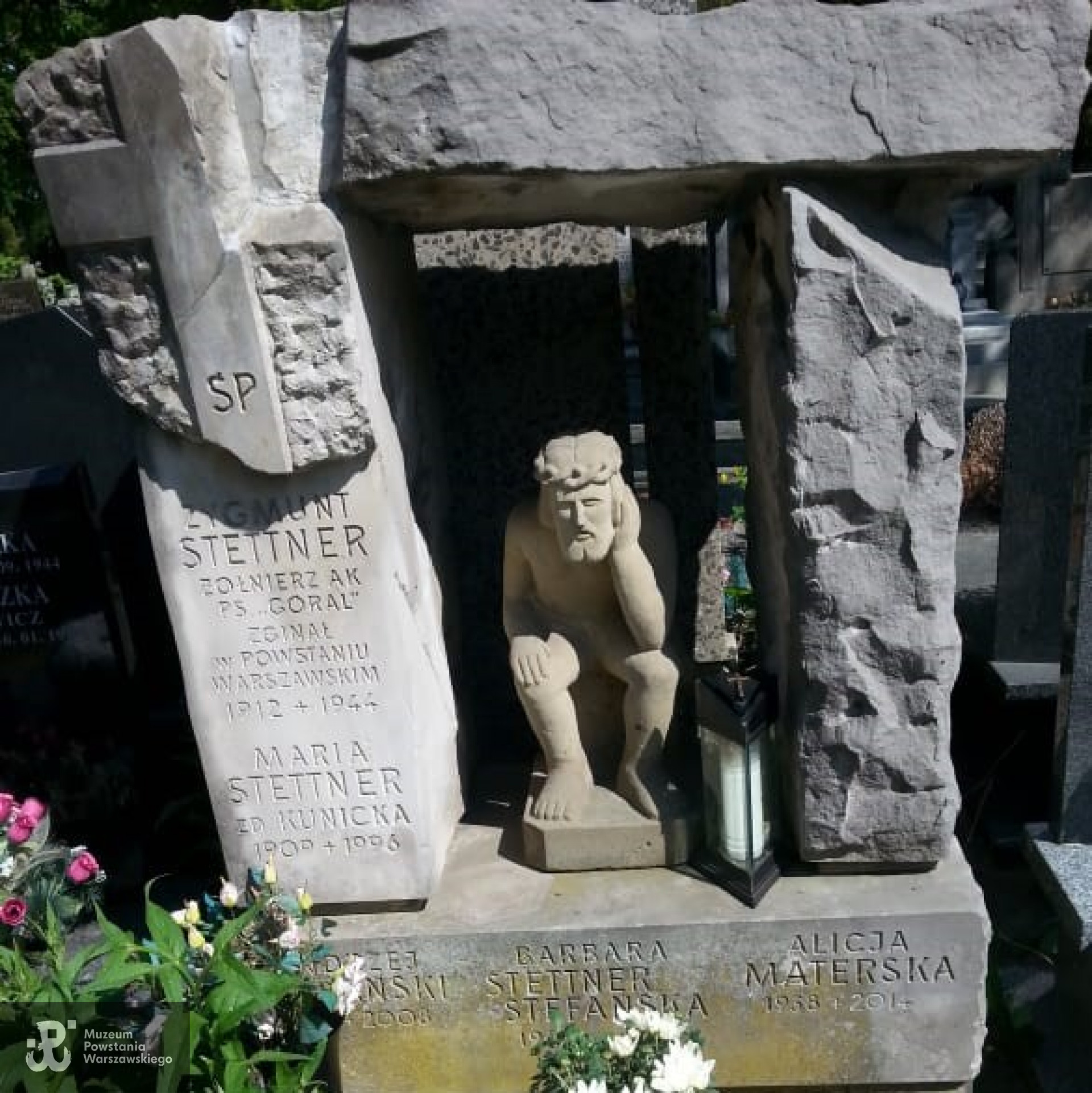 Cmentarz Bródnowski w Warszawie - miejsce pochowania Zygmunta Stettnera i jego żony Marii. Rzeźba góralskiego Chrystusa Frasobliwego nawiązuje do powstańczego pseudonimu. Fot. udostępniła p. Barbara Stettner-Stefańska, córka Powstańca