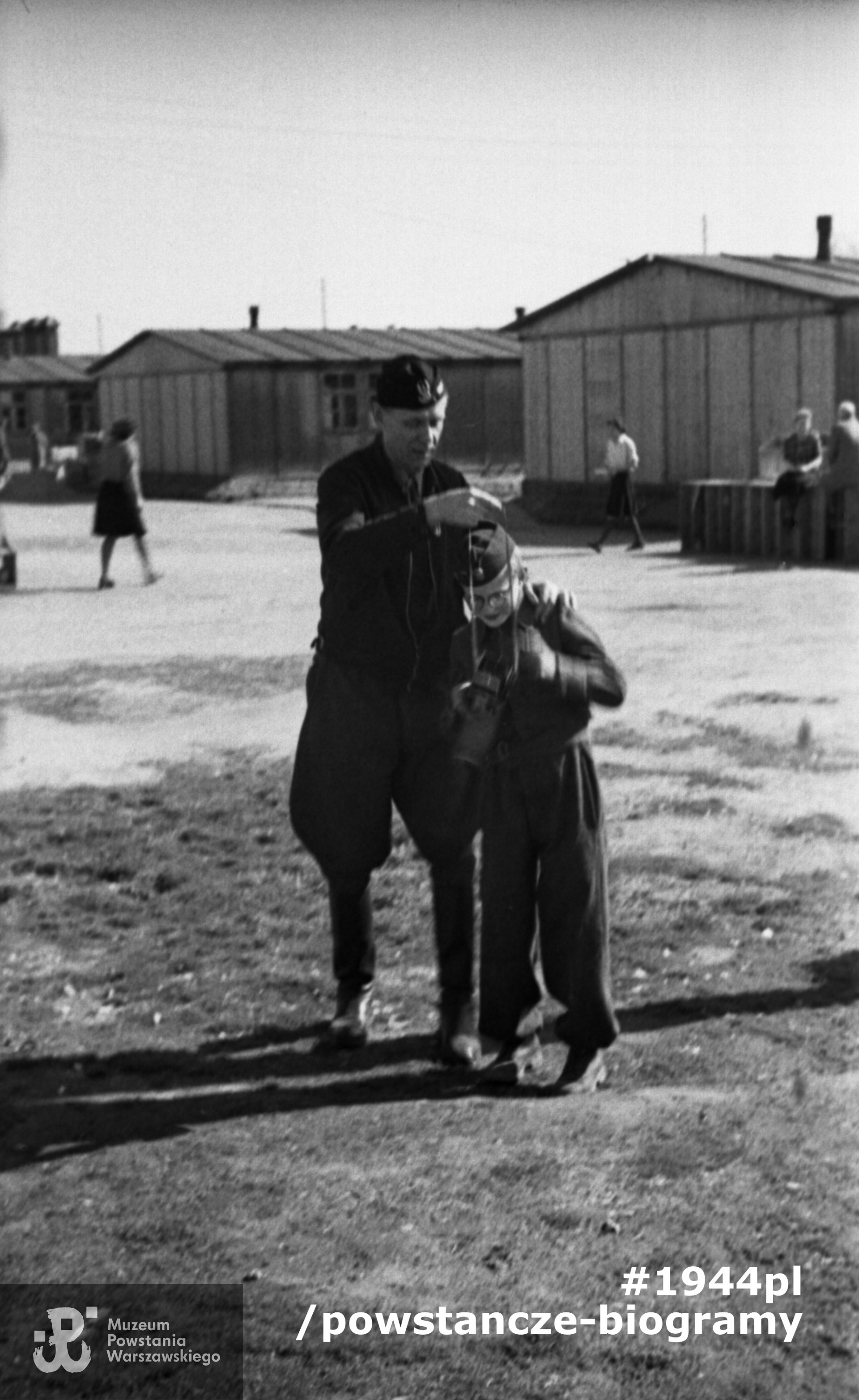 Fotografia ze Stalagu IV B/H Zeithain (obóz szpitalny - oddział Stalagu IV-B Mühlberg). Kpt. dr Tadeusz Gerwel "orda" z synem Sławomirem. Fot. ze zbiorów Muzeum Powstania Warszawskiego, sygn. MPW-IN/3850.