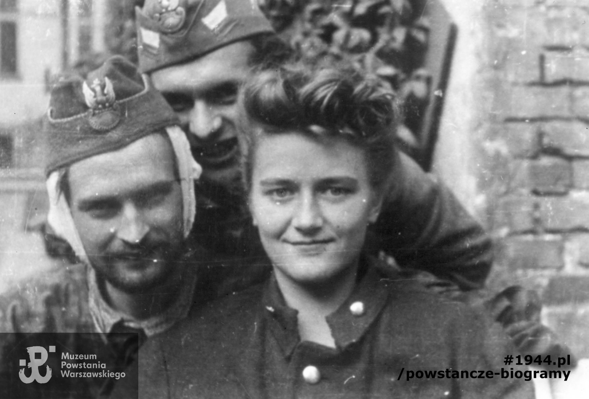 Fotografia z Powstania Warszawskiego. Śródmieście Południowe, ul. Śniadeckich. Ranni żołnierze batalionu "Chrobry I" w szpitalu na ul. Śniadeckich 17 (ewakuowany z ul. Senatorskiej Szpital Maltański). Od lewej: pchor. Stanisław Ptaszyński "Skała", strz. Władysław Wiśniewski"Kawka", łączniczka dowódcy 1. plutonu  I Kompanii Szturmowej -  Krystyna Zapaśnik "Krystyna". Autor fot. Zygmunt Sowiński "Ostoja". Ze zbiorów Muzeum Powstania Warszawskiego, sygn. MPW-IP/7207