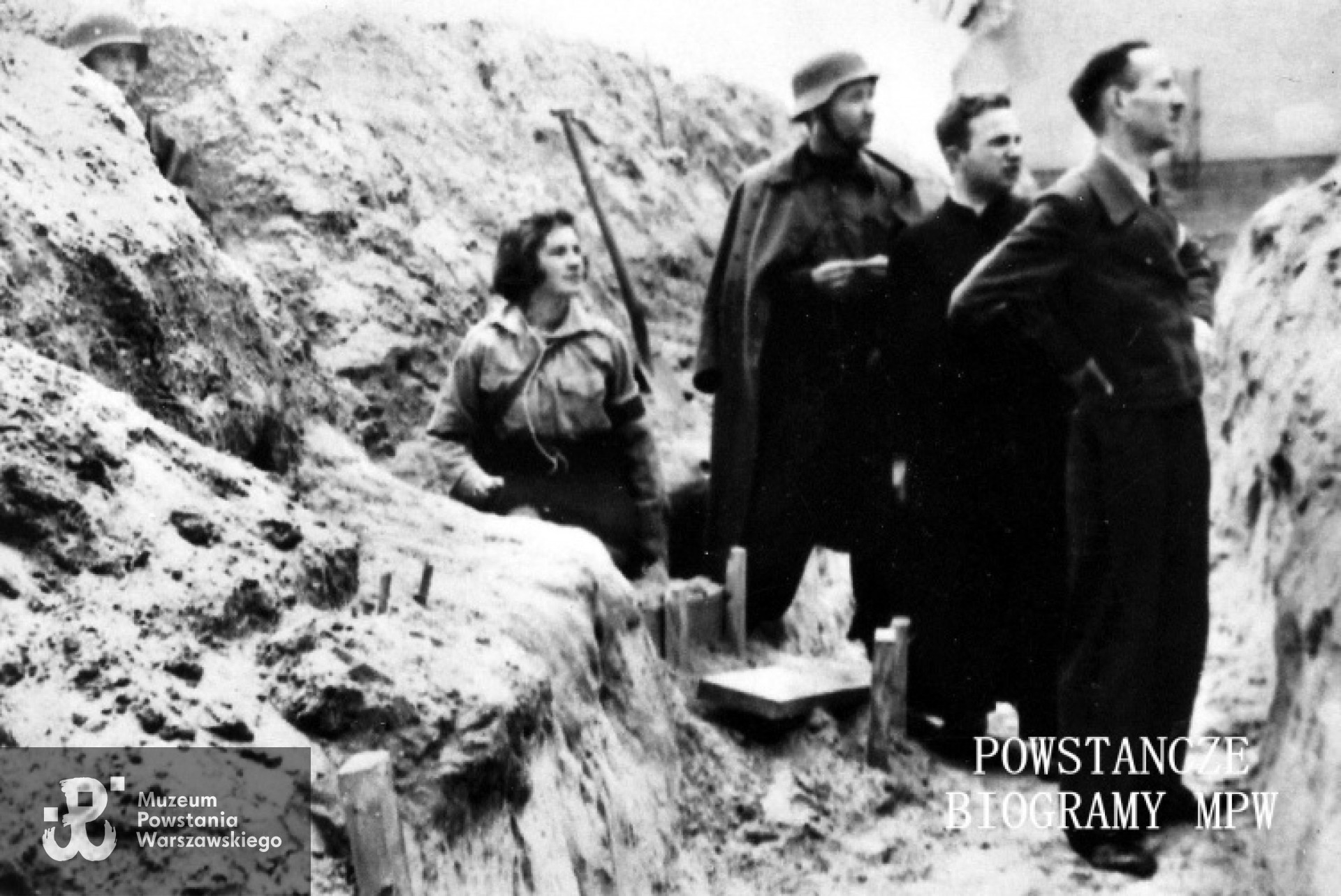 Żoliborz, koniec sierpnia 1944 r. Od prawej: kpr. pchor. "Lemiesz" (Stefan Wyleżyński), ks. Wincenty Marczuk ps. "Homo", strz."Jantar" (Marian Jabłoński), łączniczka "Ewa" (Ewa Ponińska-Konopacka). Fot. udostępnione przez p. Ewę Ponińską-Konopacką ps."Ewa" z archiwum prywatnego