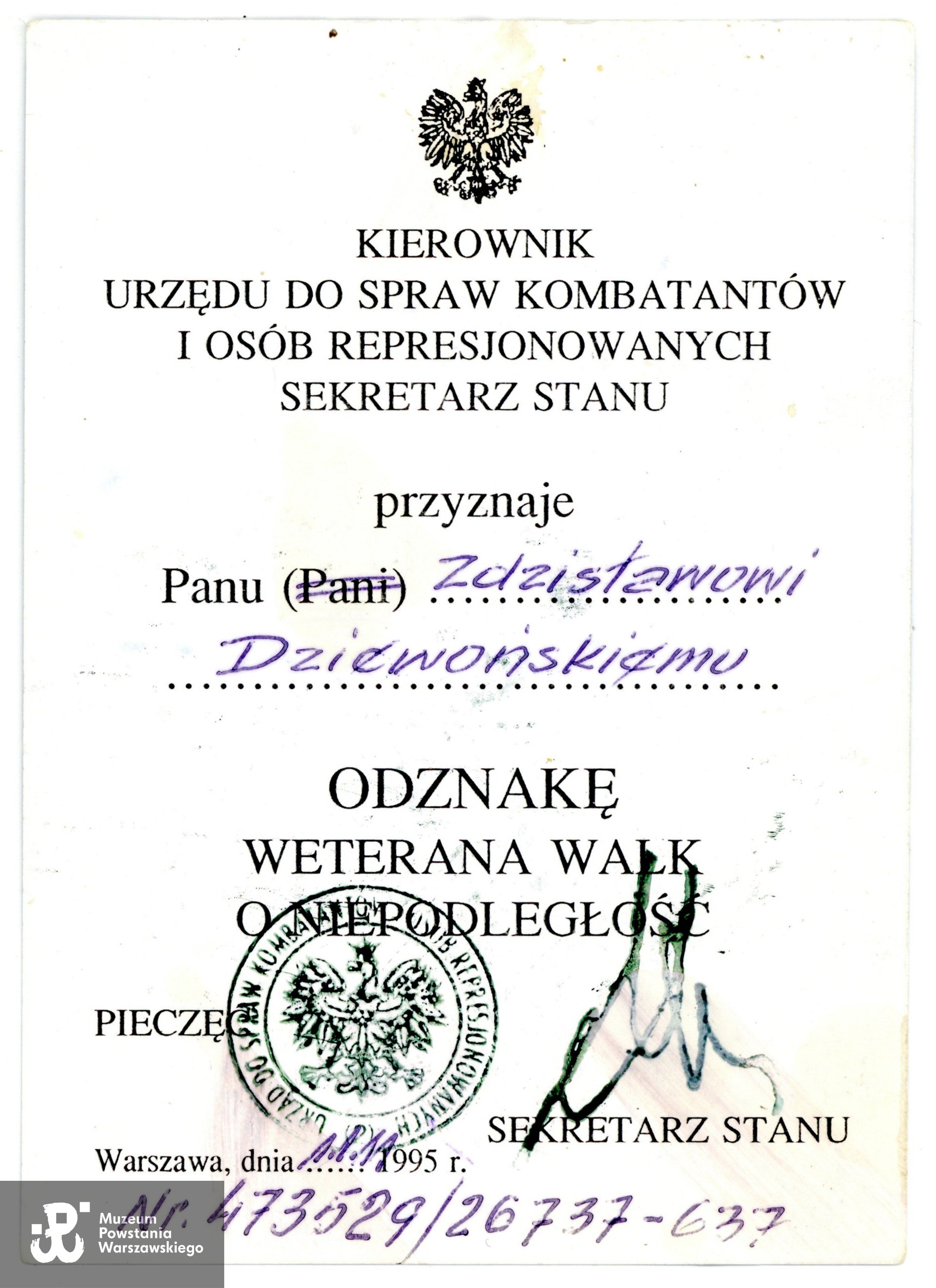Legitymacja odznaczeniowa.  Dokument ze zbiorów rodzinnych, do wykonania skanów udostępnili p. Katarzyna i p. Adam Dziewońscy, skan wykonano w Muzeum Powstania Warszawskiego, 04/2025 