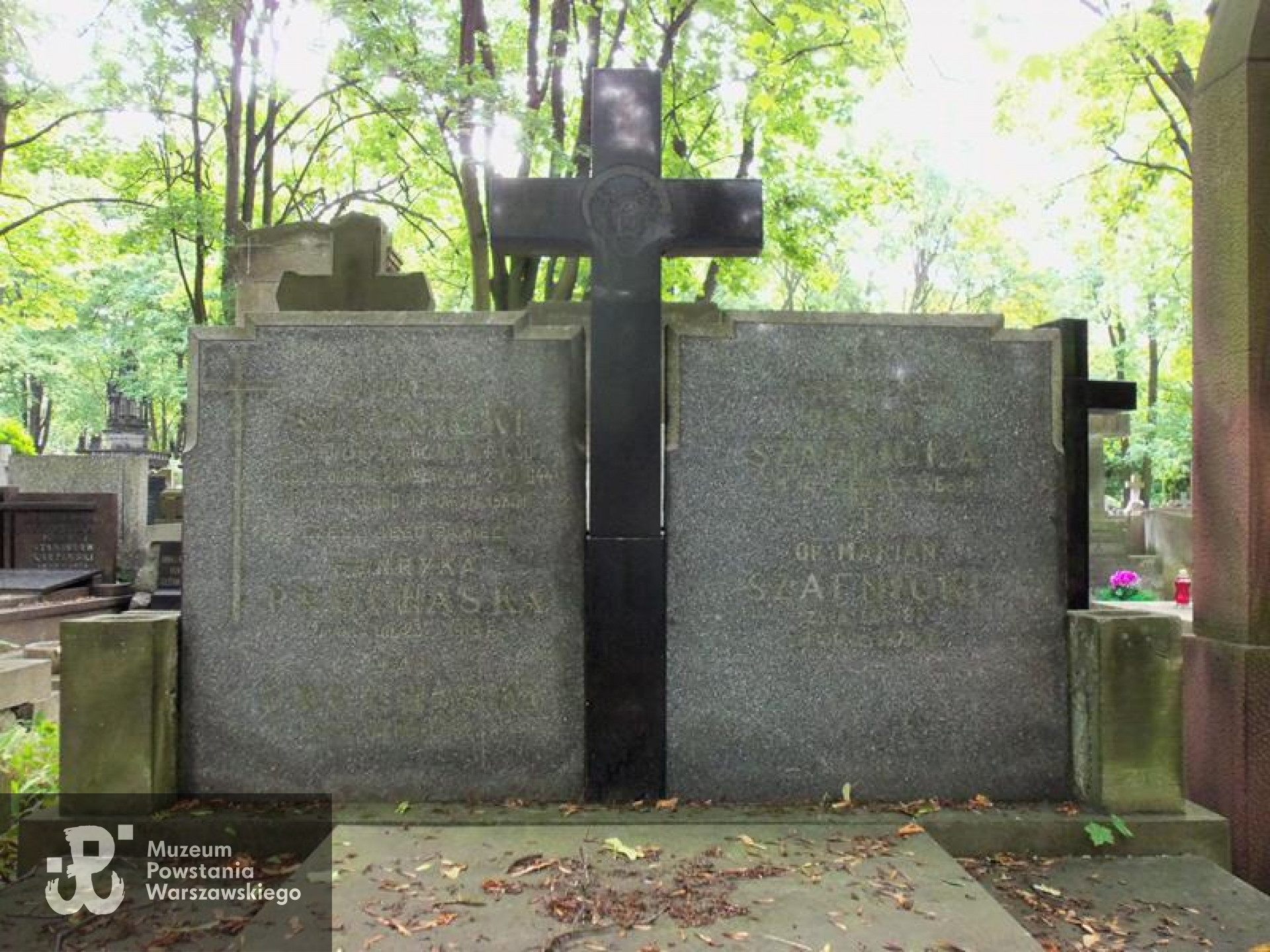  Cmentarz Powązkowski w Warszawie (Stare Powązki),  Kwatera 106, rząd 6, miejsce 25-26
