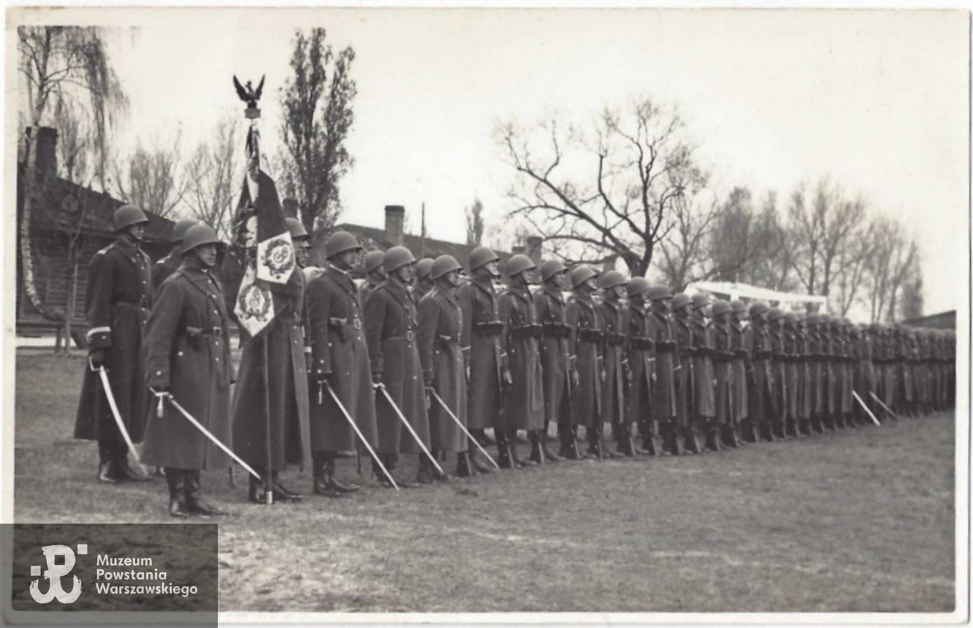 Słuchacze Szkoły Podchorążych Artylerii w Toruniu - defilada Kompanii Honorowej podczas przysięgi w Różanie, 6 listopada 1936 roku. Autor zdjęcia nieznany. Fot. z archiwum rodzinnego syna, p. Wojciecha Przybyszewskiego