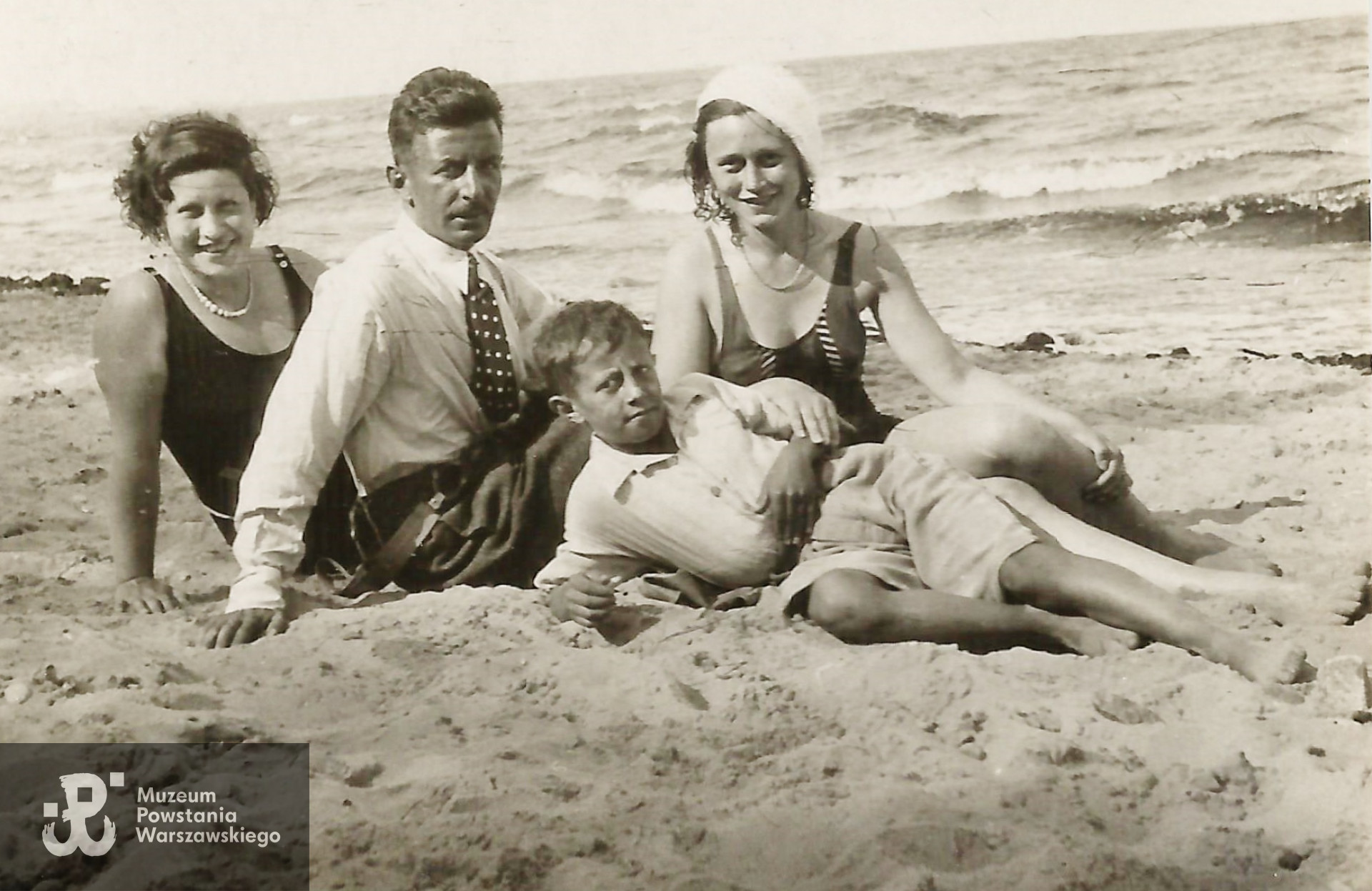 Zdjęcie na plaży, wykonane w latach 30-tych XX  w. Zbigniew z rodzicami  oraz nianią( najbliżej niego). Z archiwum rodzinnego p. Reginy Grandowicz