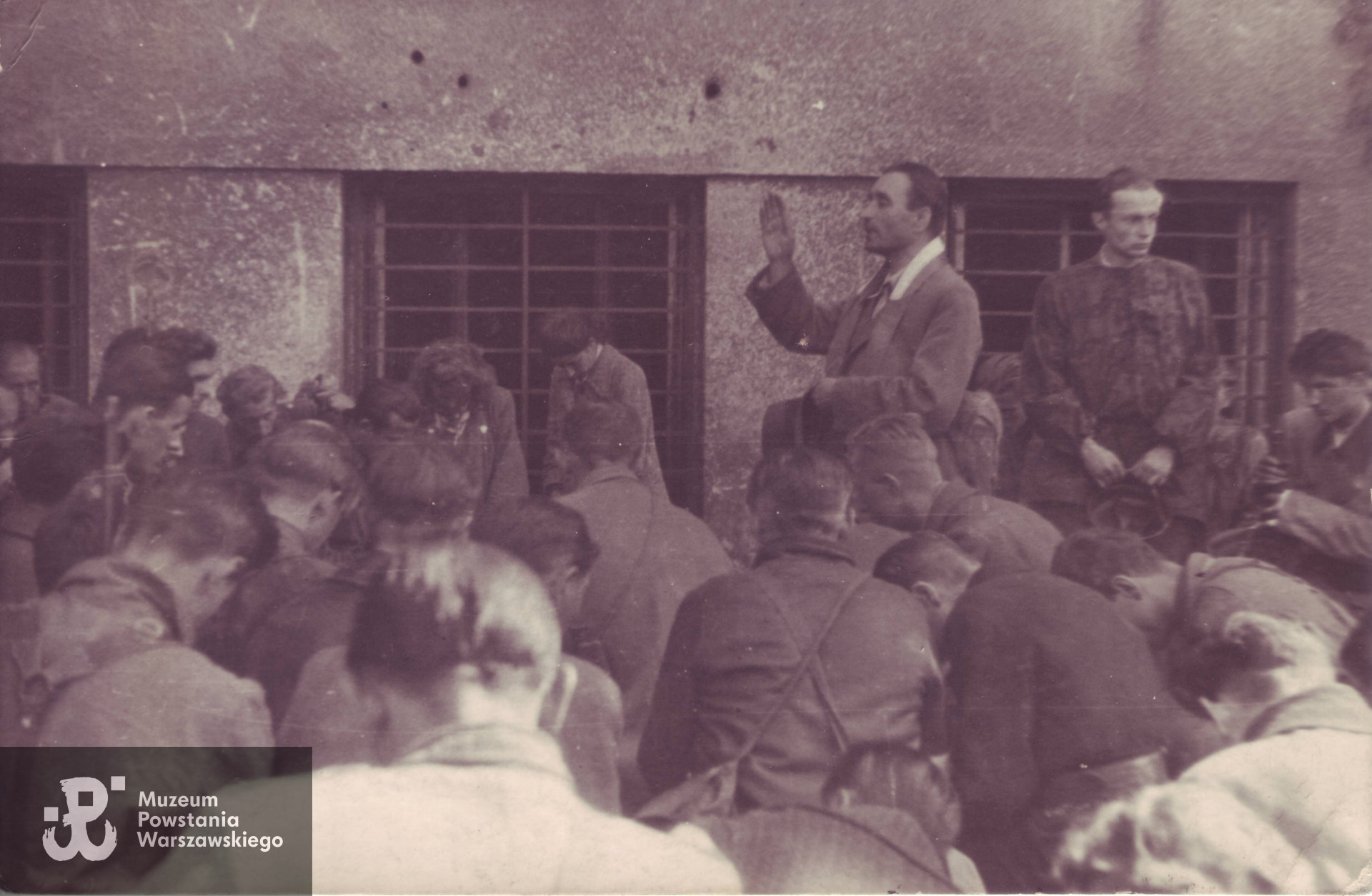  Kapelan Batalionu "Chrobry I",  mjr ks. Henryk Cybulski "Czesław", udziela absolucji Powstańcom z batalionu Chrobry I. Za księdzem stoi pchor. Bogdan Czapliński "Wrzos", za nim pchor. "Gryf" i pchor. Milecki "Piotrek" (z pochyloną głową). Zdjęcie wykonane na tle budynku szkoły powszechnej przy ul. Barokowej 7 przy  Ogrodzie Krasińskich. Na rewersie data: 7 VIII 1944, pierwszy dzień pobytu na Starówce. Autorem zdjęcia jest Zygmunt Sowiński "Ostoja". Fot. ze zbiorów rodzinnych p. Stanisława Nestrypke, syna Powstańca, ujęcie tożsame w zbiorach Muzeum Powstania Warszawskiego: MPW-IN/8674