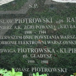 Źr. Muzeum Powstania Warszawskiego/Baza Grobów