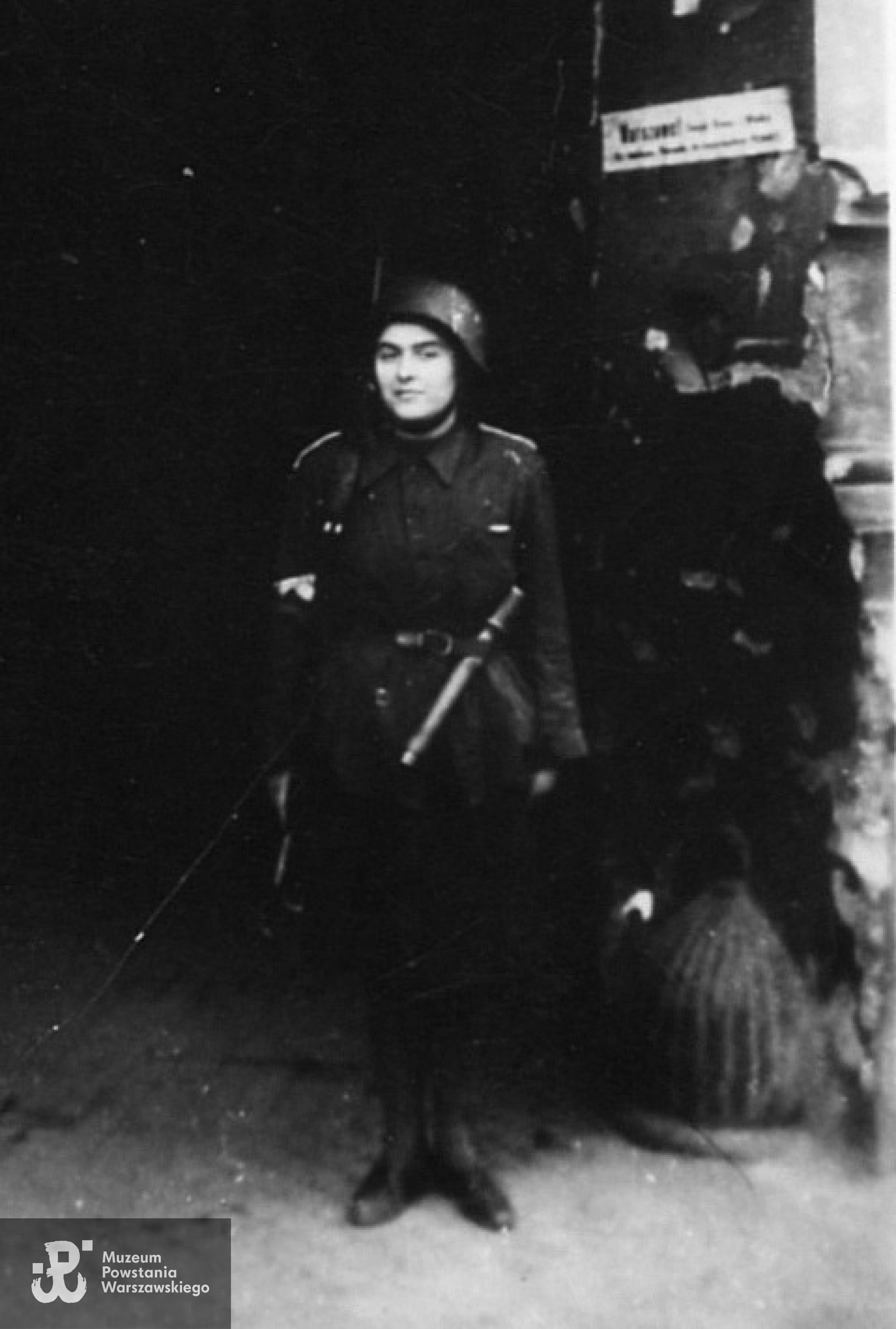 Barbara Danuta Reinhard pseudonim "Tancred" w bramie budynku przy ul. Chmielnej nr 61. Zdjęcie wykonała Maria Rzewuska z domu Jezierska pseudonim "Bogdańska" w sierpniu 1944 r.