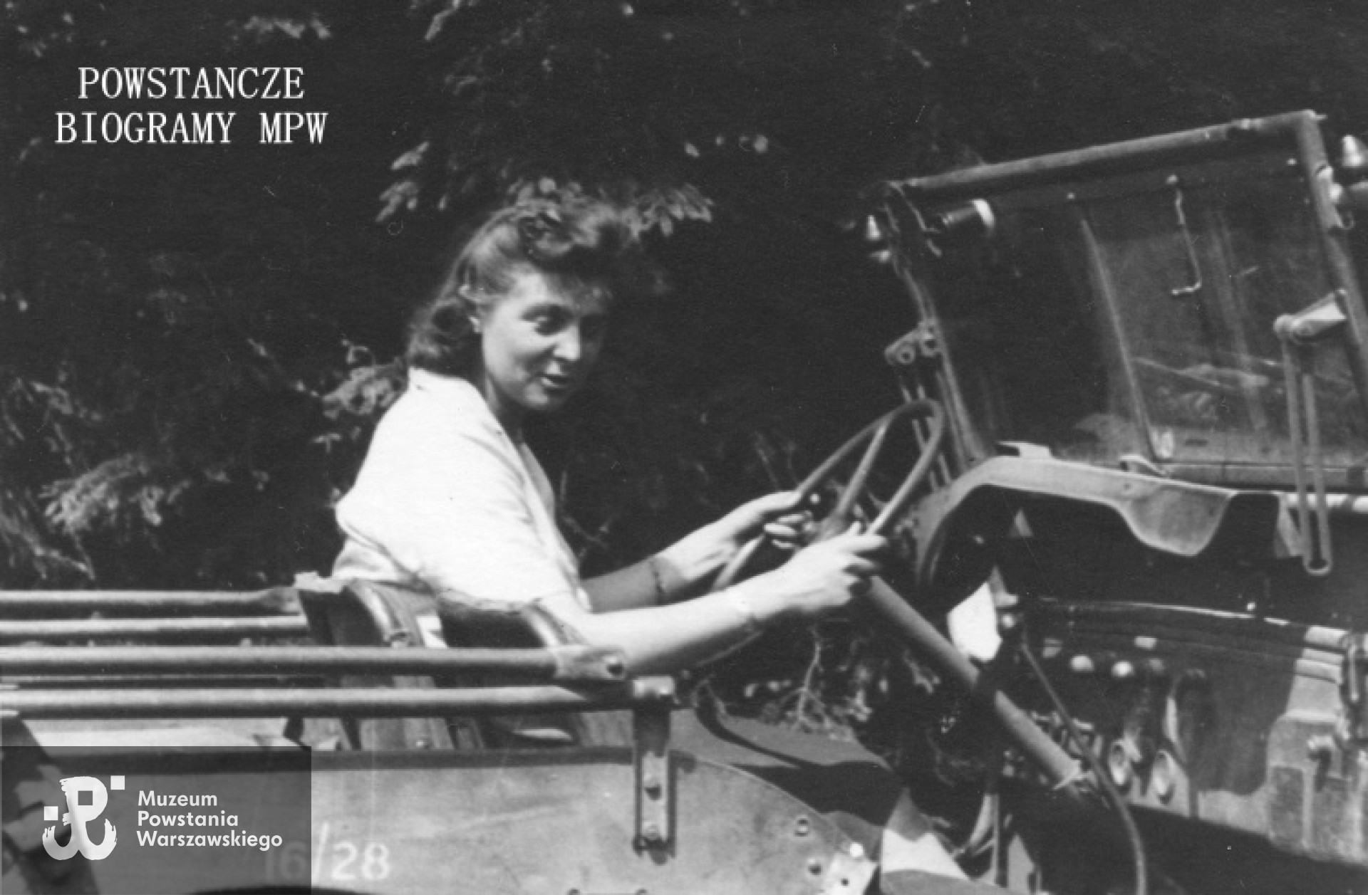 1946 rok - Danuta Szydelska jak kierowca Willysa w Pomocniczej Służbie Kobiet w 1. Dywizji Pancernej gen. Maczka. Fot. z archiwum rodzinnego  Zbigniewa Szydelskiego.