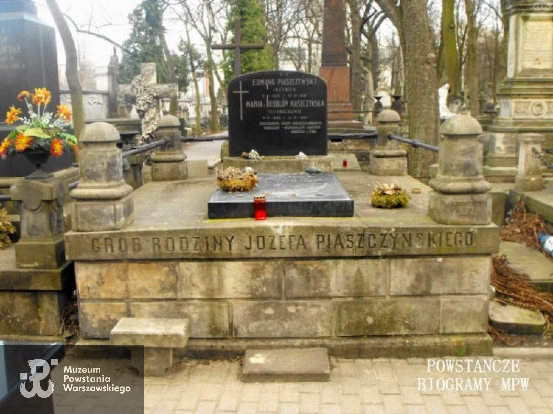 Cmentarz Powązkowski w Warszawie - grób rodziny Piaszczyńskich, gdzie pochowana jest Ewa Stolarska z d. Piaszczyńska. <i>Fot. : cmentarze.um.warszawa.pl</i>