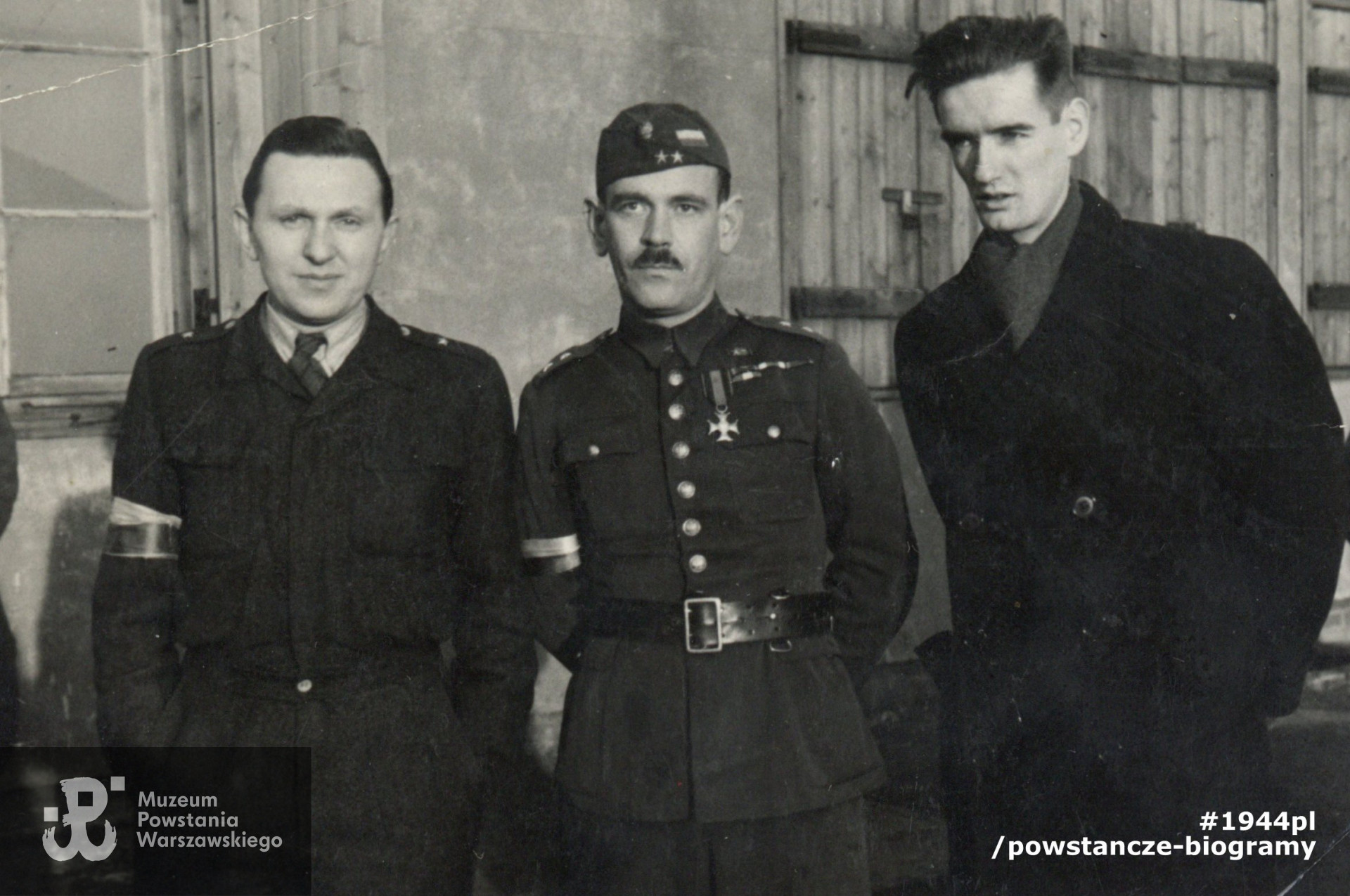 Fotografia wykonana w obozie jenieckim Stalag X-B  Sandbostel. Por. Edward Ładkowski "Kulawy" widoczny na zdjęciu w środku. Fot. ze zbiorów Muzeum Powstania Warszawskiego, sygn.  P/9525/21