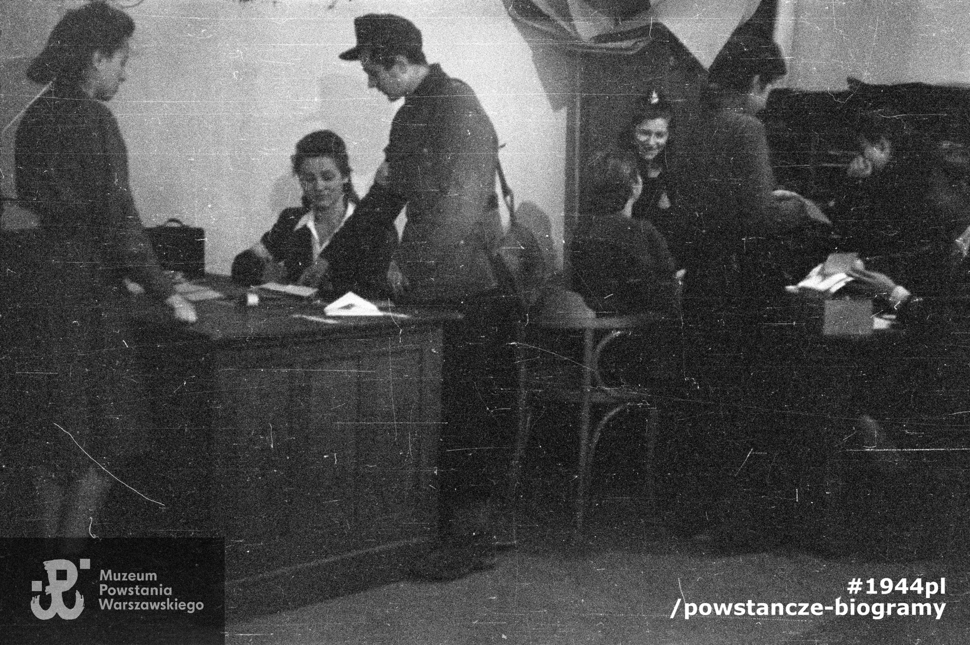 Fotografia z Powstania Warszawskiego, sortowanie listów w siedzibie Głównej Poczty Polowej przy ul. Świętokrzyskiej 28. W środku komendant HPP Przemysław Górecki "Kuropatwa". Zdjęcie autorstwa Tadeusza Bukowskiego, ze zbiorów Muzeum Powstania Warszawskiego, MPW-IN/11938-A59-19