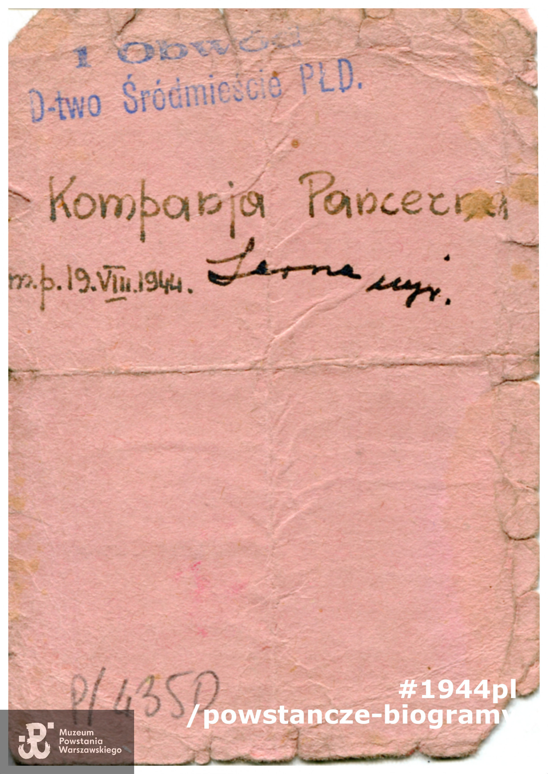 Legitymacja AK Okręgu Warszawskiego, nr 129 wystawiona z datą 19.08.1944 roku, dla łączniczki Aliny Knapp ps. Wacka. Na rewersie przydział do kompanii pancernej. Ze zbiorów Muzeum Powstania Warszawskiego, sygn. MPW-A-3863 (P/4350)