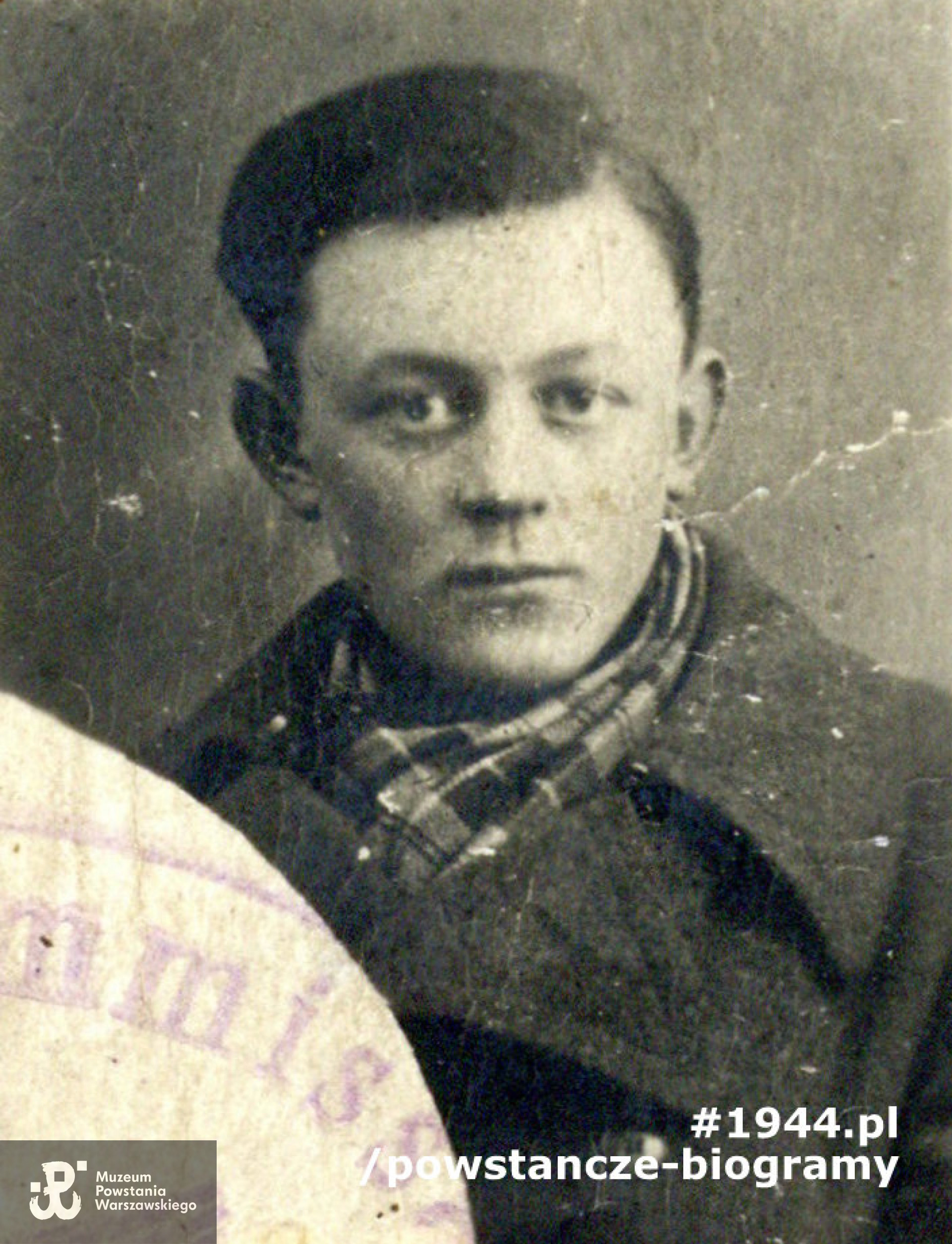 Fotografia Jerzego z dokumentów z okresu okupacji - 1942/1943 rok. Ze zbiorów Muzeum Powstania Warszawskiego, sygn. P/5426