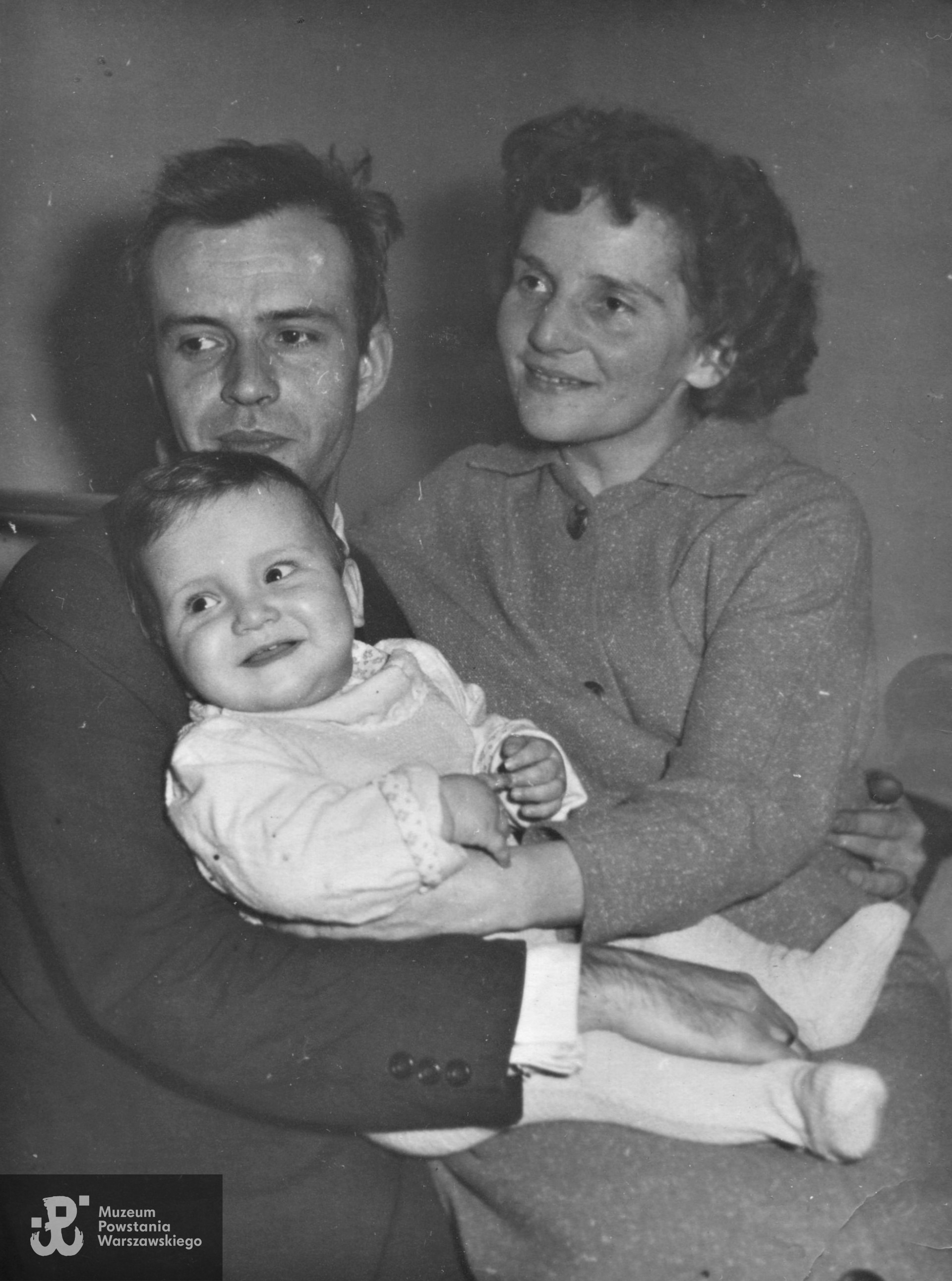 Krystyna Ossowska-Cypryk z rodziną, 1960 r.  Fot. ze zbiorów rodzinnych p. Krystyny Ossowskiej-Cypryk. Skany wykonano w Dziale Kombatanta MPW