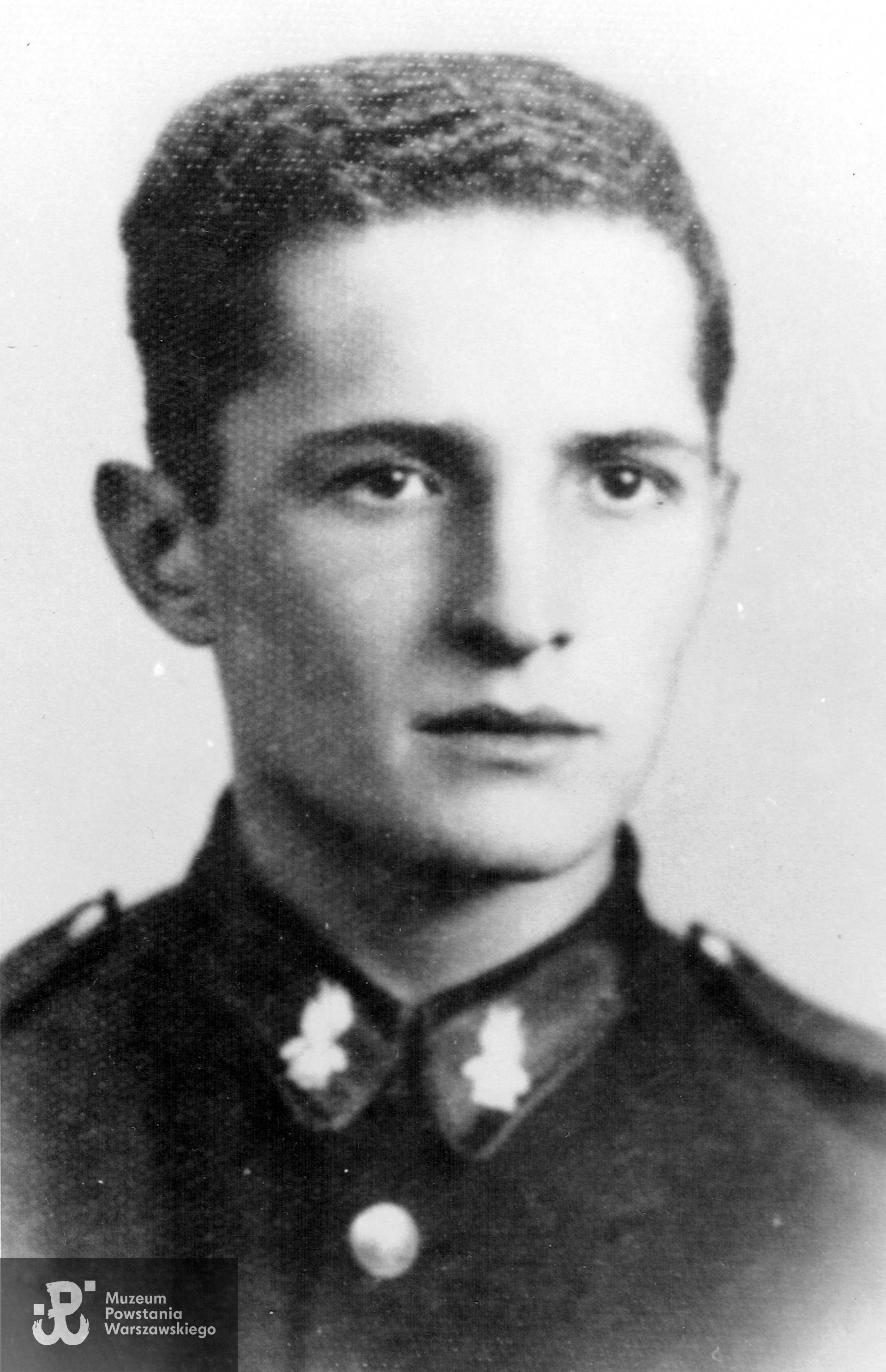 kpr. Jan Bednarek "Kisielewski" (1925-1944). Fot. udostępnił p. Daniel Wolborski, Klub PTTK "Varsovia". Ujęcie tożsame w zbiorach Muzeum Powstania Warszawskiego, sygn.  MPW-IH/3960