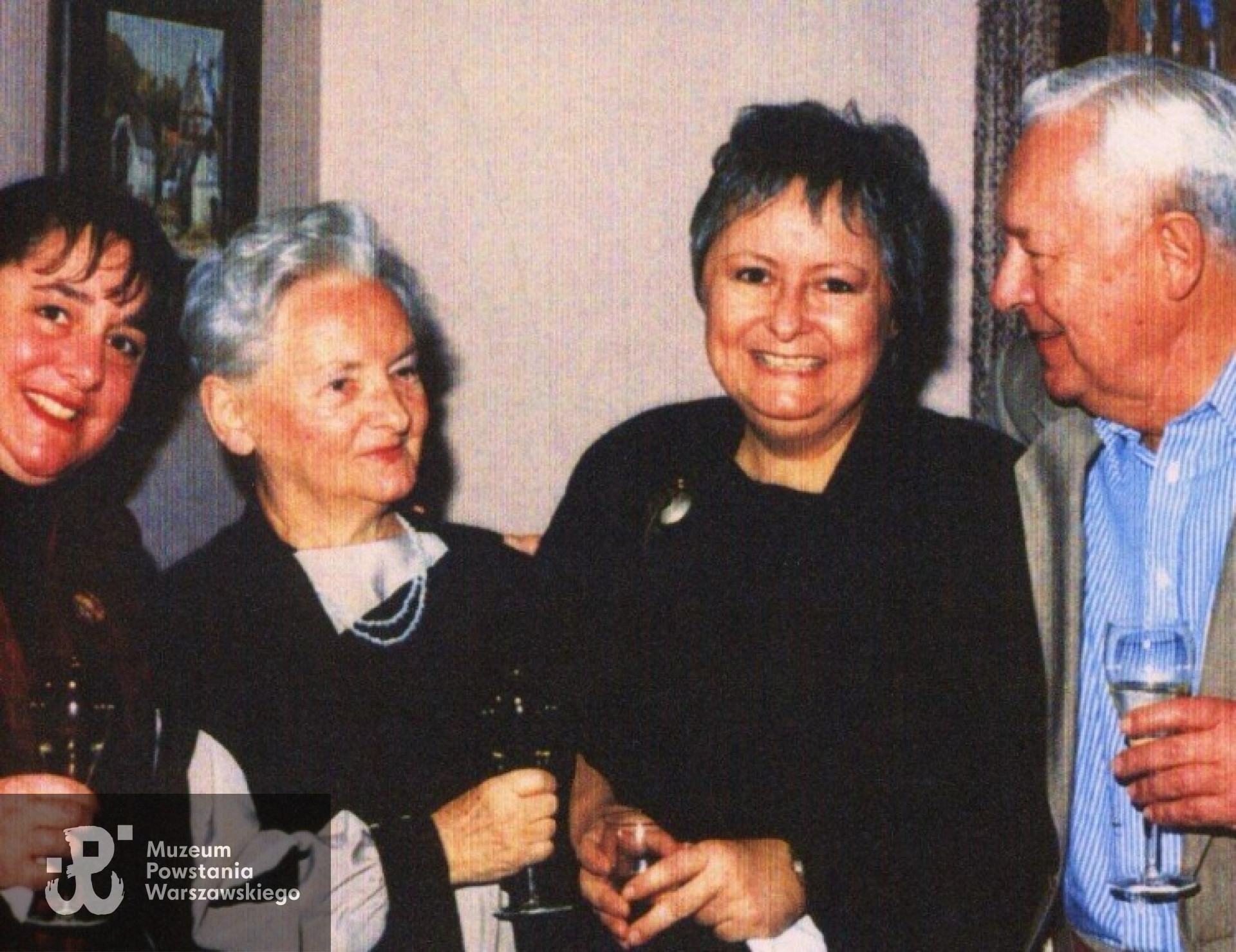 50 rocznica ślubu Szymańskich. Od lewej: Anna Szymańska, Hanna Kamler Szymańska, Dorota Szymańska i Maciej Szymański - Vancouver  1999