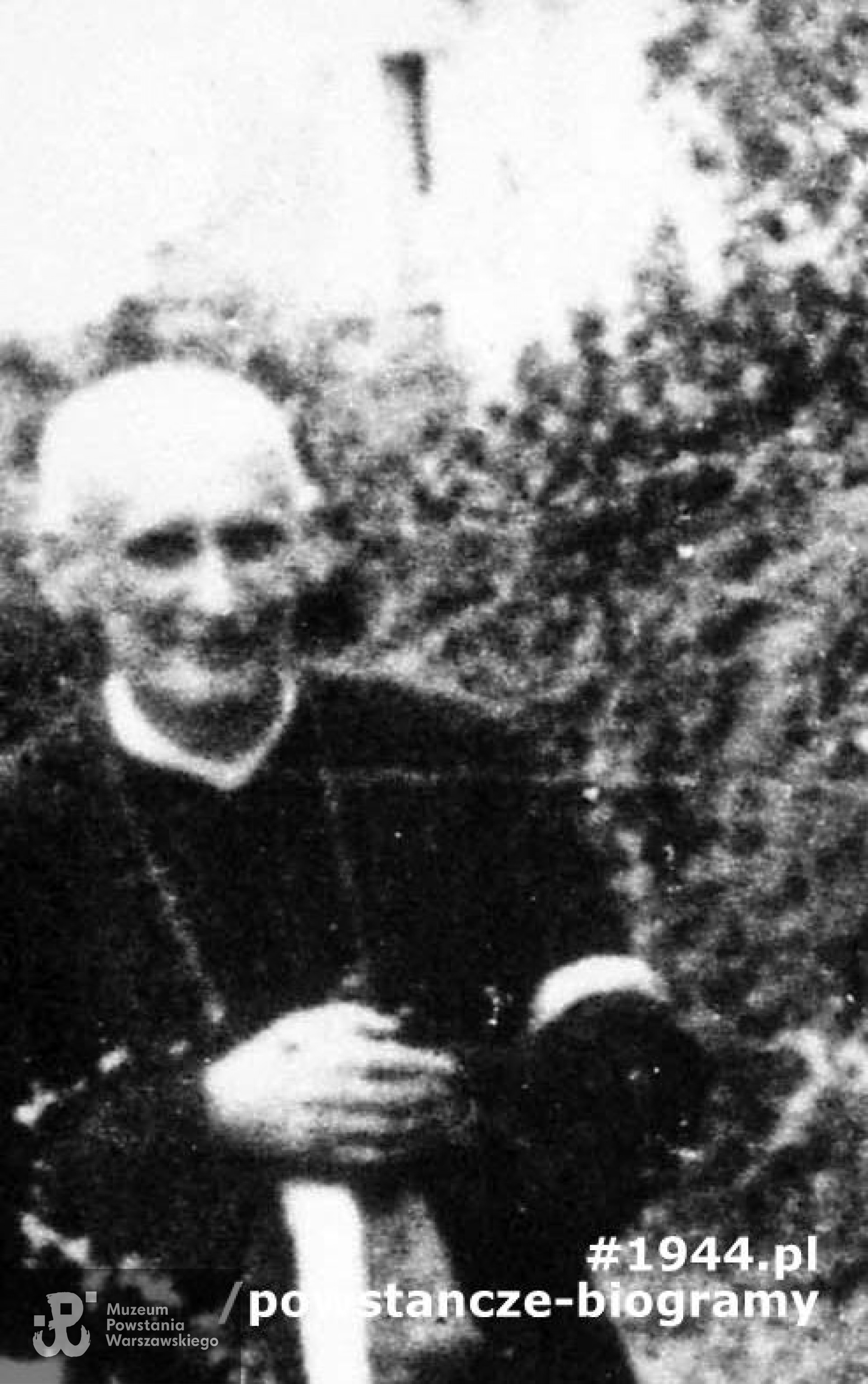 ppłk. ksiądz Zygmunt Trószyński "Alkazar"- na zdjęciu podczas Powstania Warszawskiego, Żoliborz, sierpień 1944 r. Fragment szereszego ujęcia. Ze zbiorów Muzeum Powstania Warszawskiego, sygn.  MPW-IH/5179 [fragment]