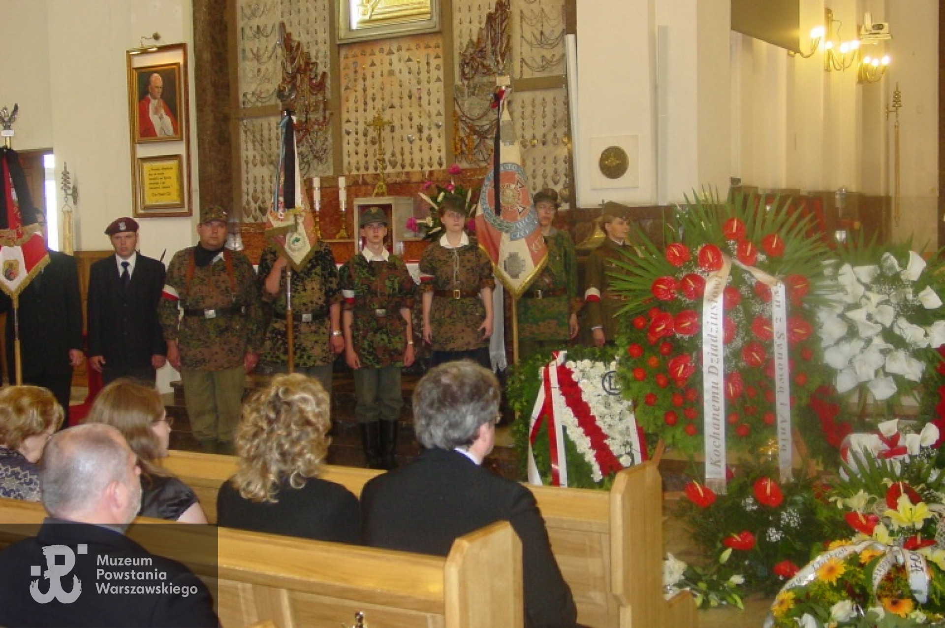 8 czerwca 2010 roku - Msza Święta w kościele Redemptorystów przy ul. Karolkowej 49. Widoczne poczty sztandarowe batalionów "Miotła" i "Pięść" ze zgrupowania AK "Radosław".