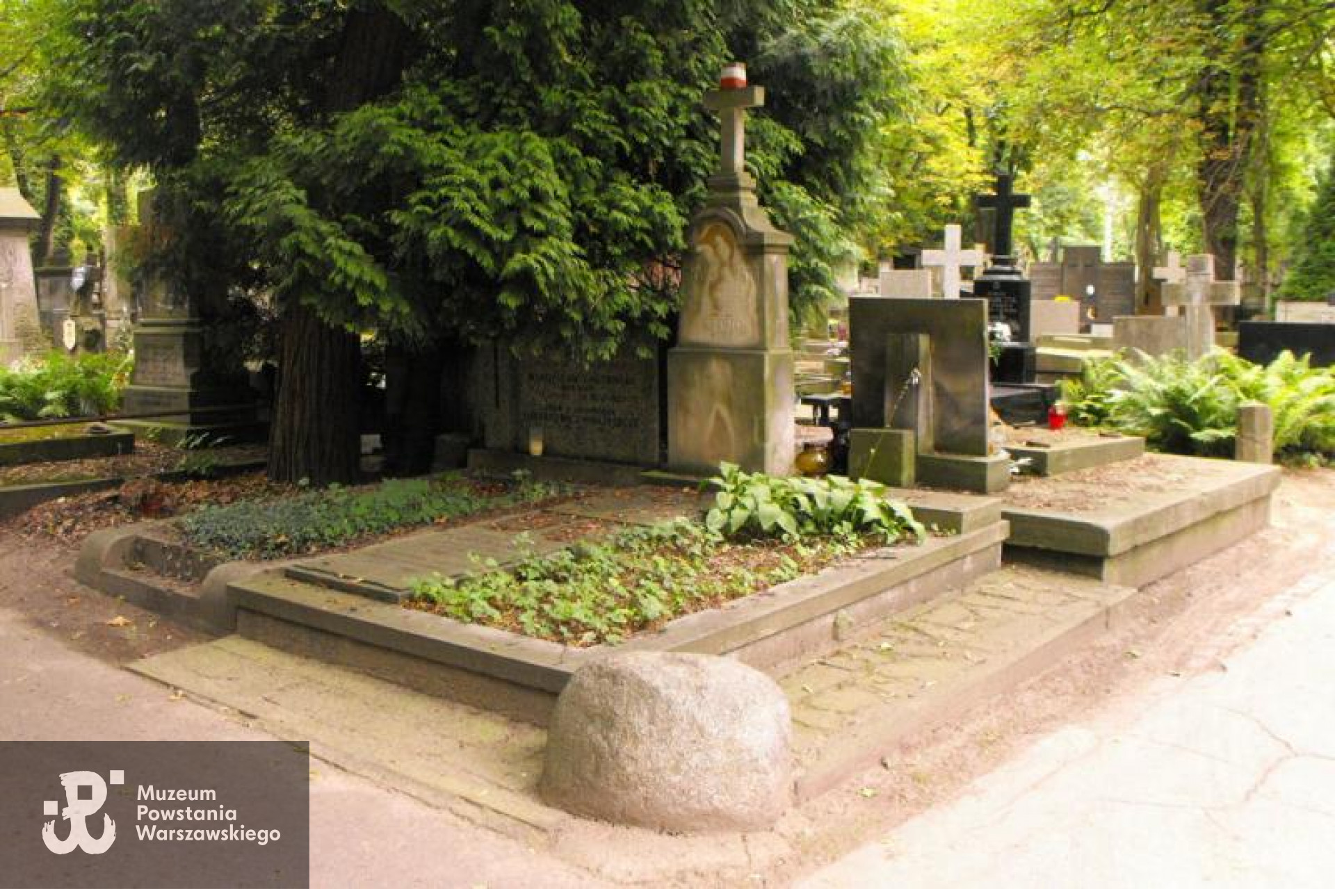 Fot. Warszawskie Zabytkowe Pomniki Nagrobne:  serwis mapowy m. st. Warszawy: <i>cmentarze.um.warszawa.pl</i>
