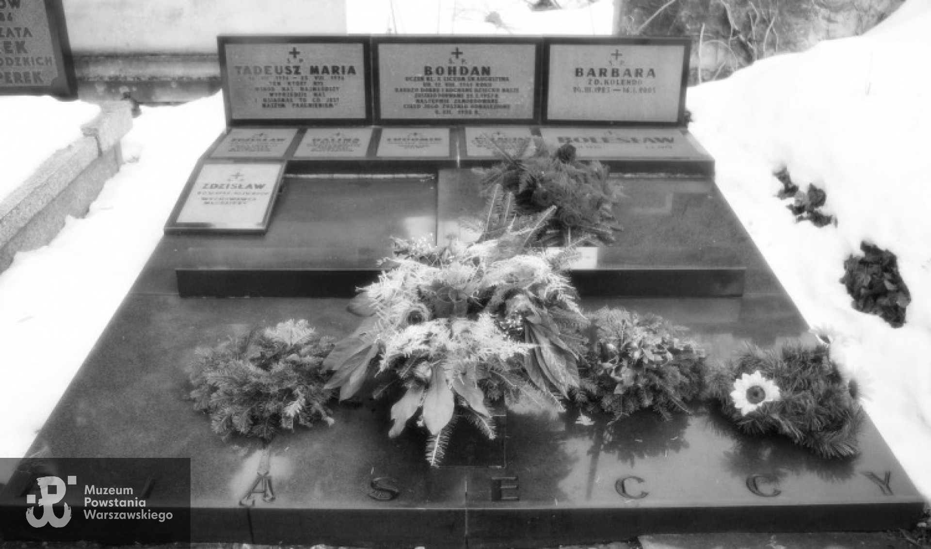 Grób  Bolesława Piaseckiego ps. „Sablewski” (1915-1979) i jego żony Haliny Piaseckiej na Powązkach. Fot. Mateusz Opasiński, źródło <i>Wikipedia Commons</i>