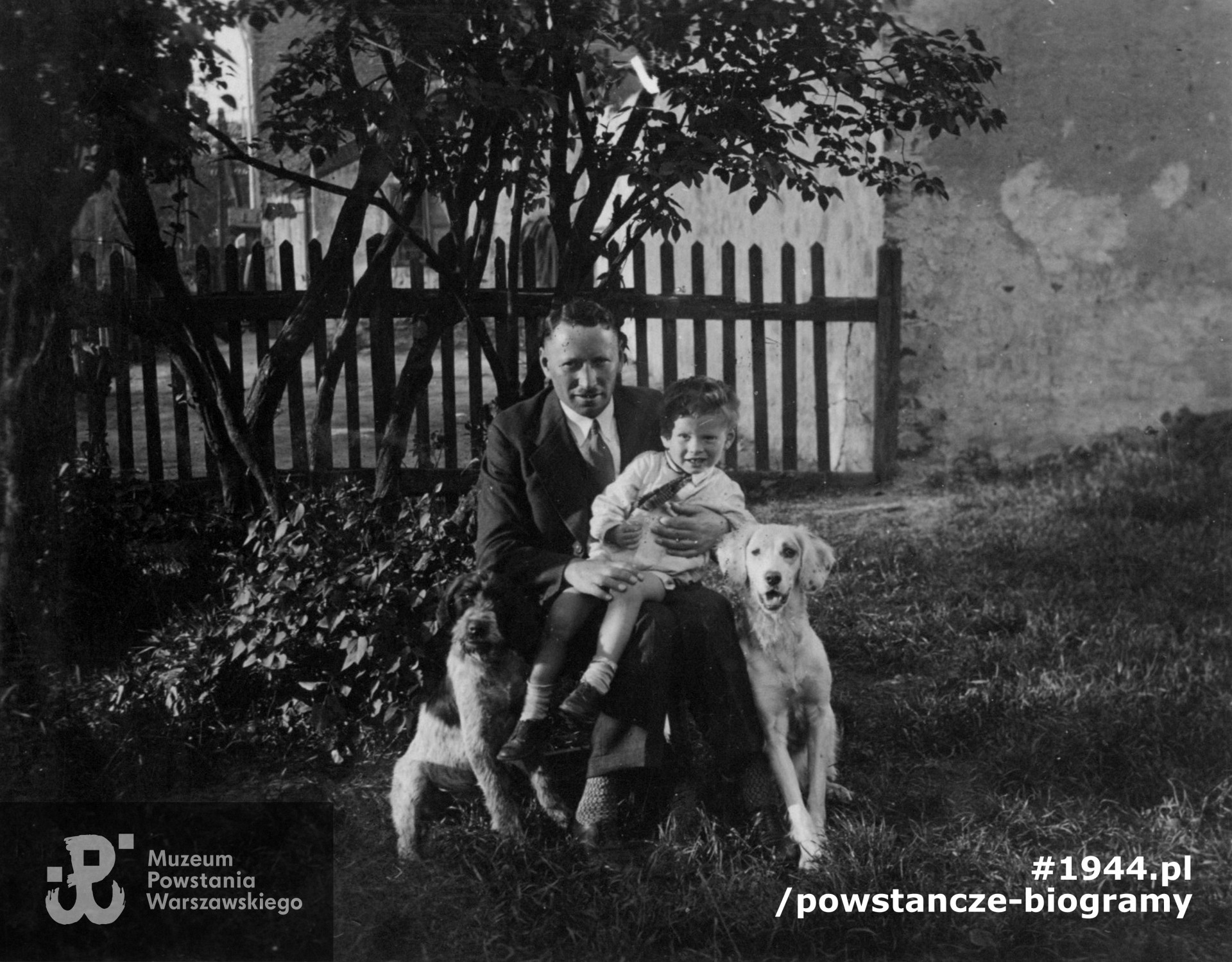 Józef Kotarba z synem Andrzejem i psami. Według relacji córki Hanny mały Andrzej od najmłodszych lat przyuczany był przez ojca do polowań. Fot. z archiwum rodzinnego córki, p. Hanny Frytowej z domu Kotarba