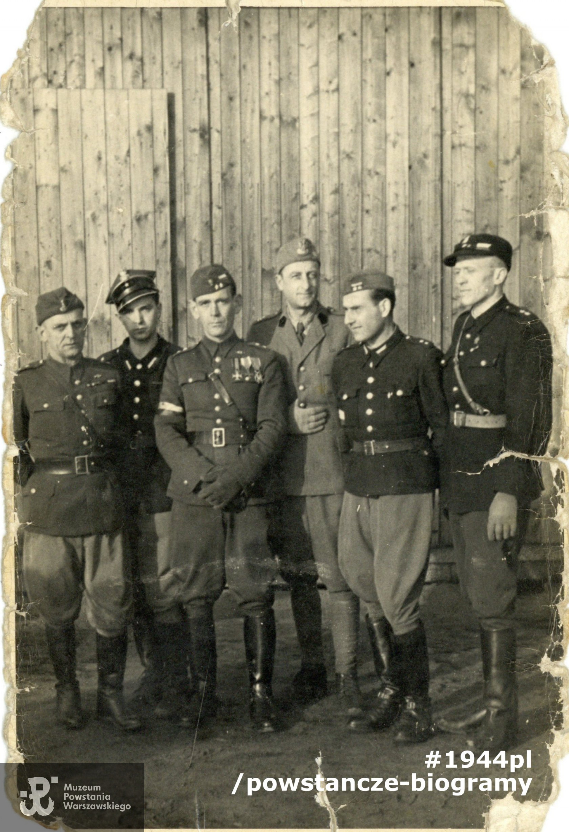 Fotografia wykonana w obozie jenieckim Stalag X-B  Sandbostel, 10.11.1944 r. Widoczni na zdjęciu:  oficer NN, drugi od lewej stoi ppor. Zbigniew Gajowniczek „Zbyszek”, obok niego  por. Edward Ładkowski „Kulawy„, czwarty od lewej mjr. "Lech" - Kazimierz Larys, następnie  ppor. Ernest Jaśkowiak  ”Czarny" i ostatni (pierwszy z prawej) stoi  por. Stefan Lech Rodkiewicz ps. Lech. Fot. ze zbiorów Muzeum Powstania Warszawskiego, sygn.  P/9525/21