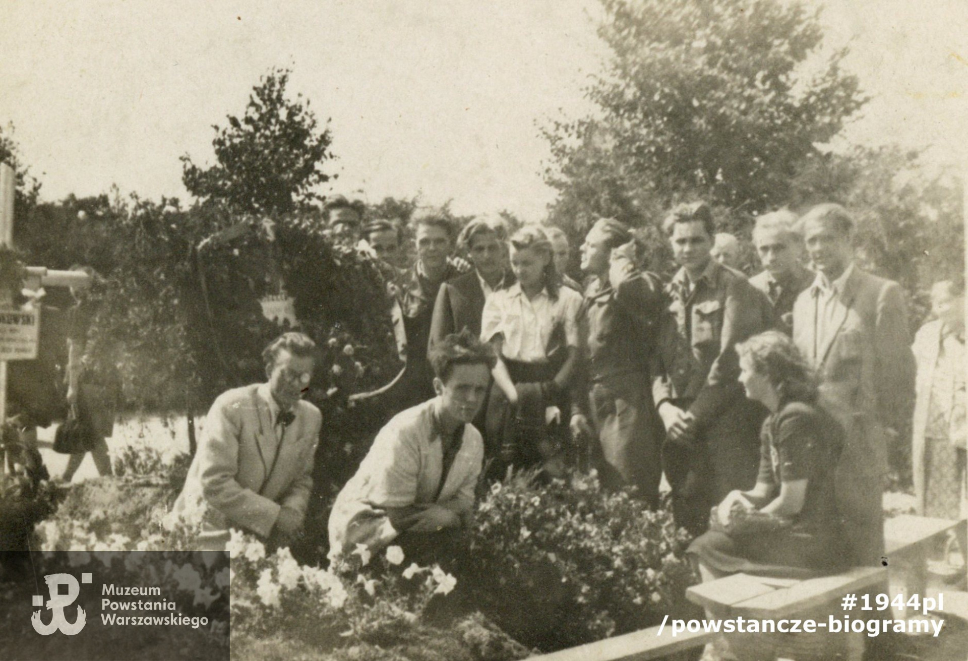 2. rocznica wybuchu Powstania Warszawskiego - 1 VIII 1946 r. Fot. z archiwum rodzinnego p. Hanny Stadnik z d. Sikorskiej