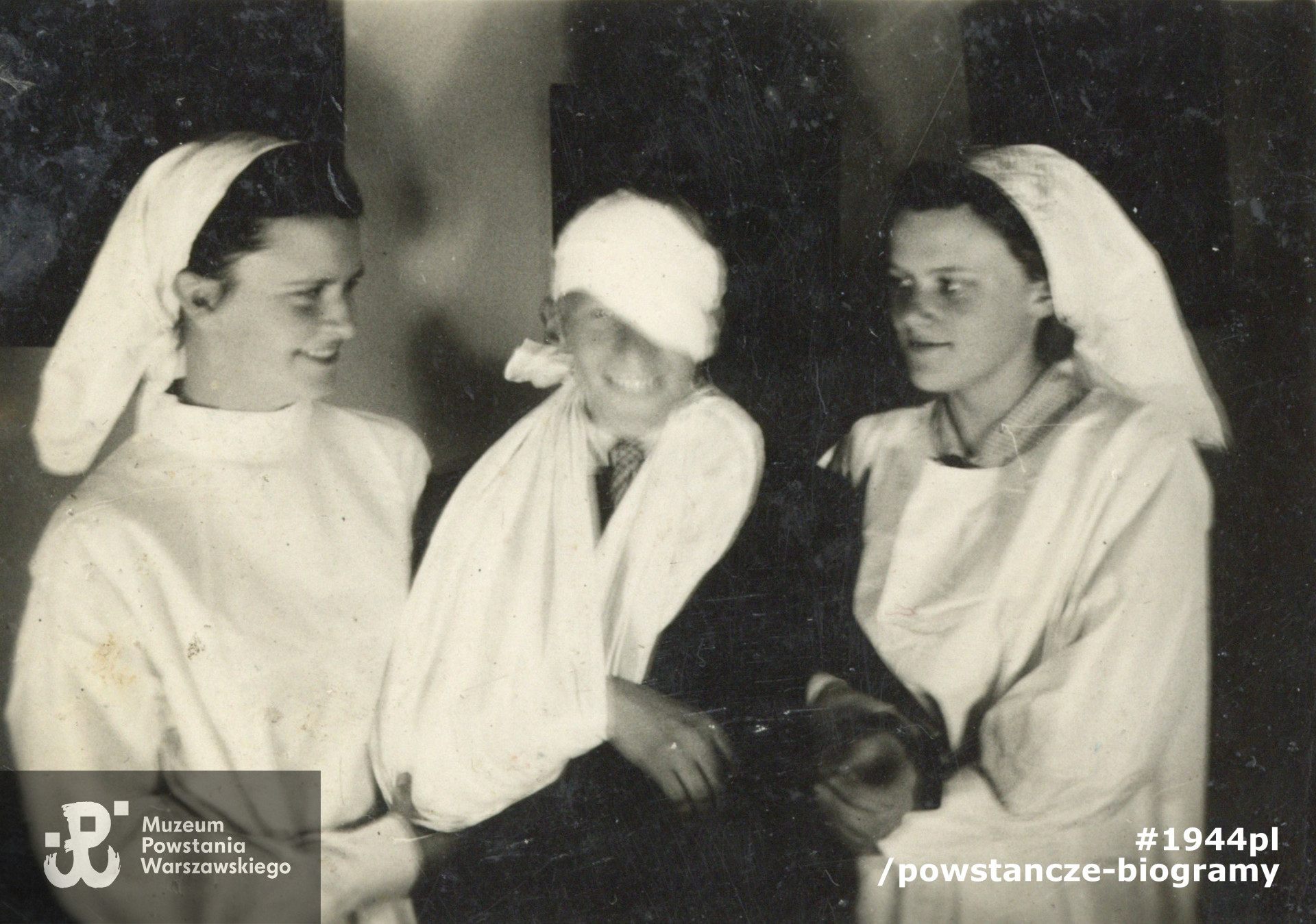 Szpital polowy w Laskach - 1944 rok. Alina Rutkowska po prawej. Fot. ze zbiorów rodzinnych udostępnione przez p. Jana Polaczka, syna Aliny Polaczkowej z d. Rutkowskiej ps. Alina