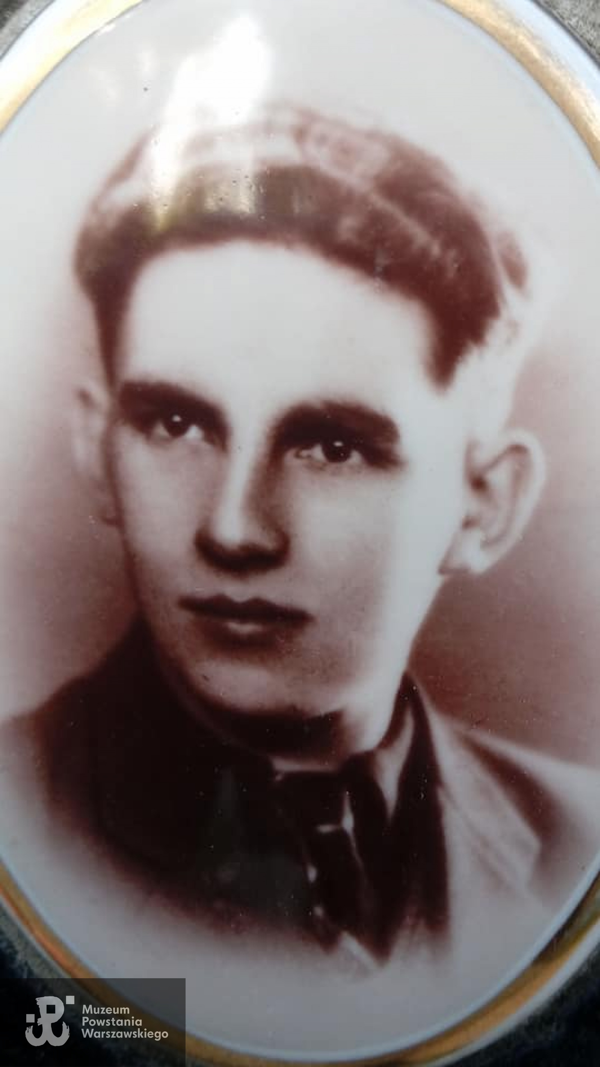 Fotografia umieszczona na mogile symbolicznej na Cmentarzu Wolskim w Warszawie. Fot. Adrianna Dukat, udostępnił Jan Wawszczyk.