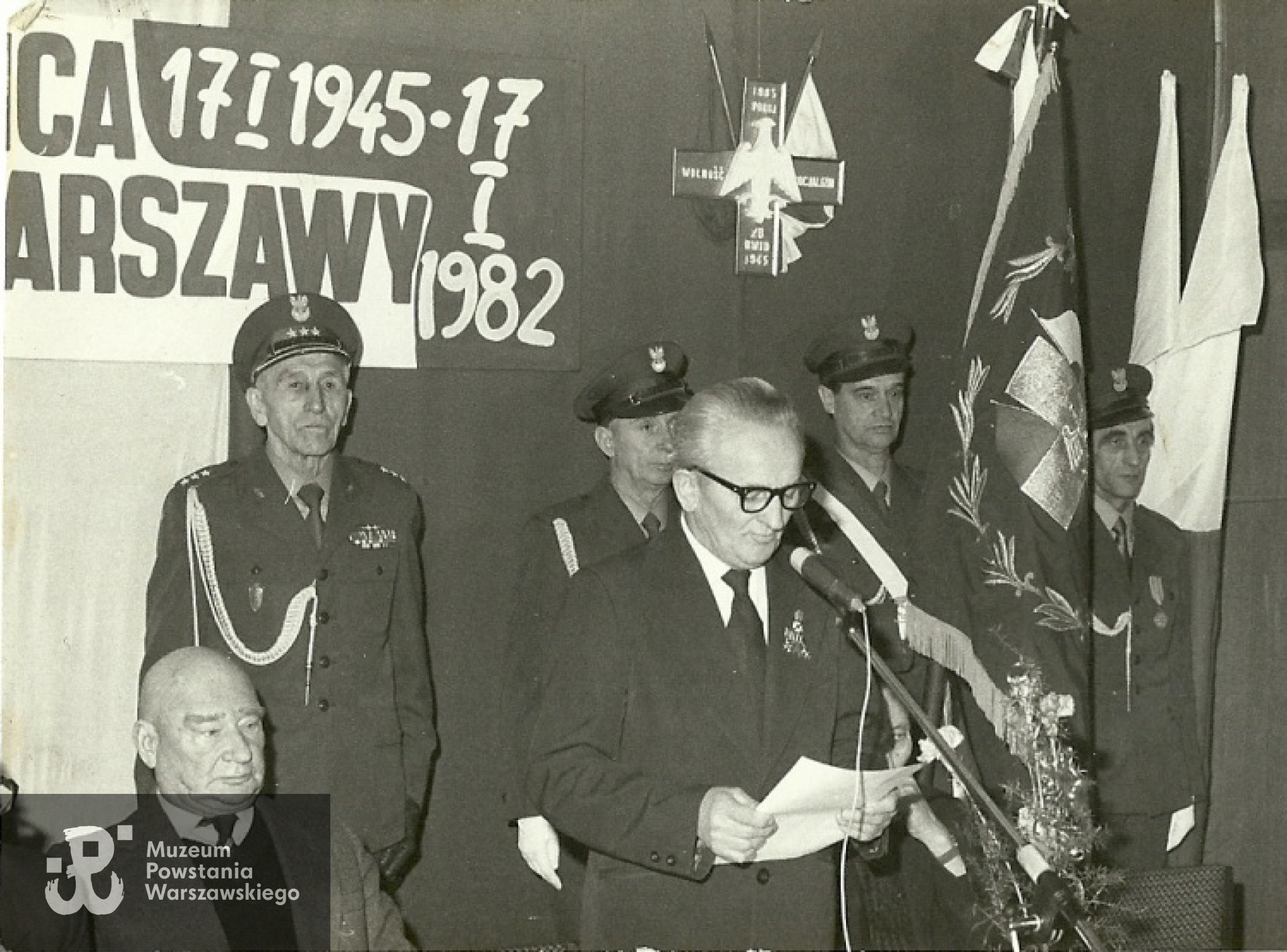 Akademia kombatancka ZBoWiD - rok 1982 r. Przemawia Zbigniew Ciemiński. Po lewej siedzi Włodzimierz Sokorski - prezes ZBoWiD (1980–1983)