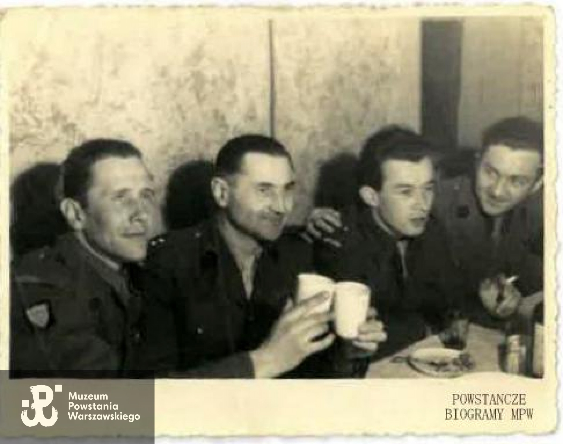 15 batalion “Wilków” - Włodzimierz Dmochowski  siedzi II z prawej (z papierosem). Fot. z archiwum rodzinnego Wojciecha Dmochowskiego.