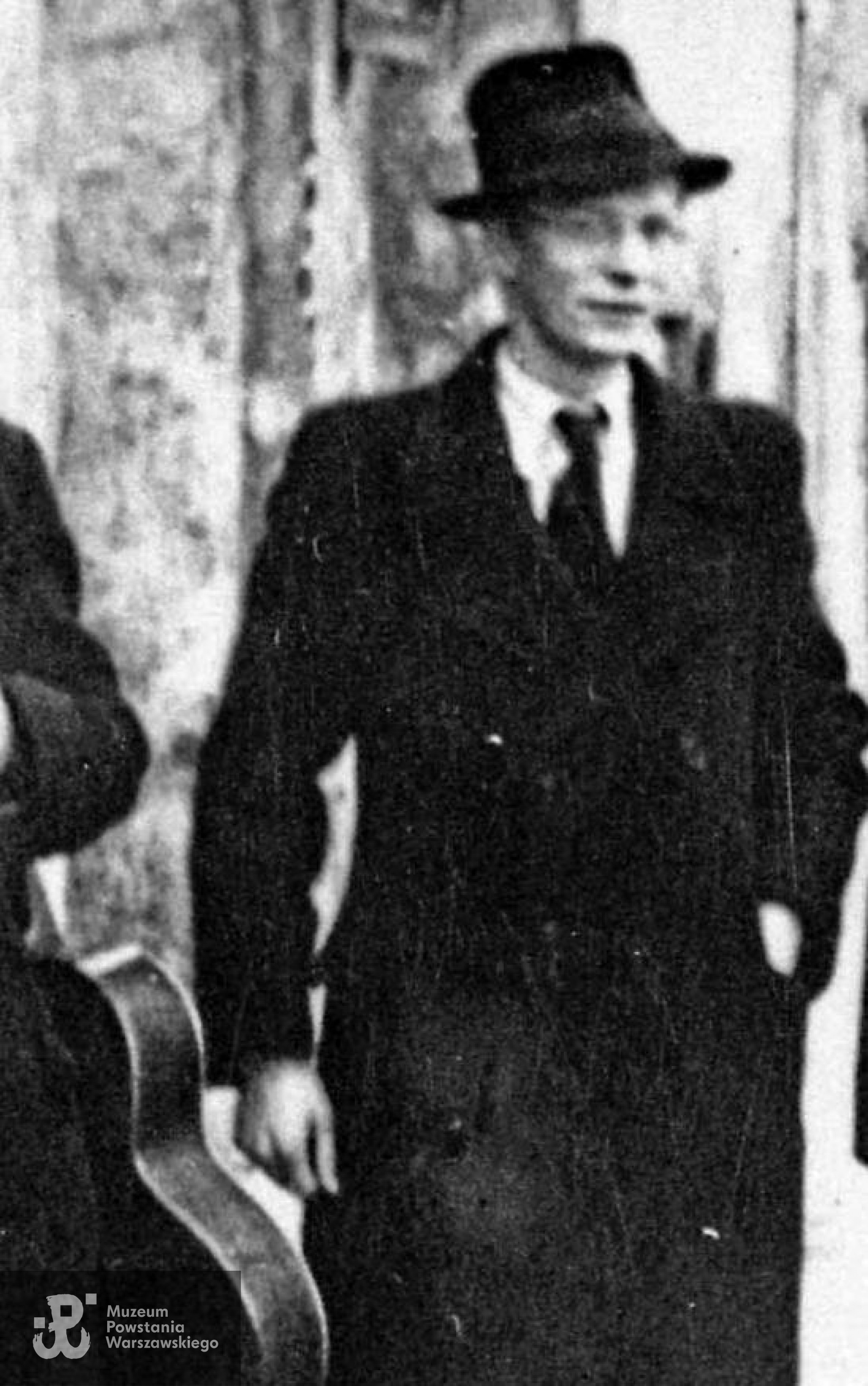 Janusz Eugeniusz Jędrzejczak ps. "Malicz". Powiększony fragment zdjęcia z kolegami.