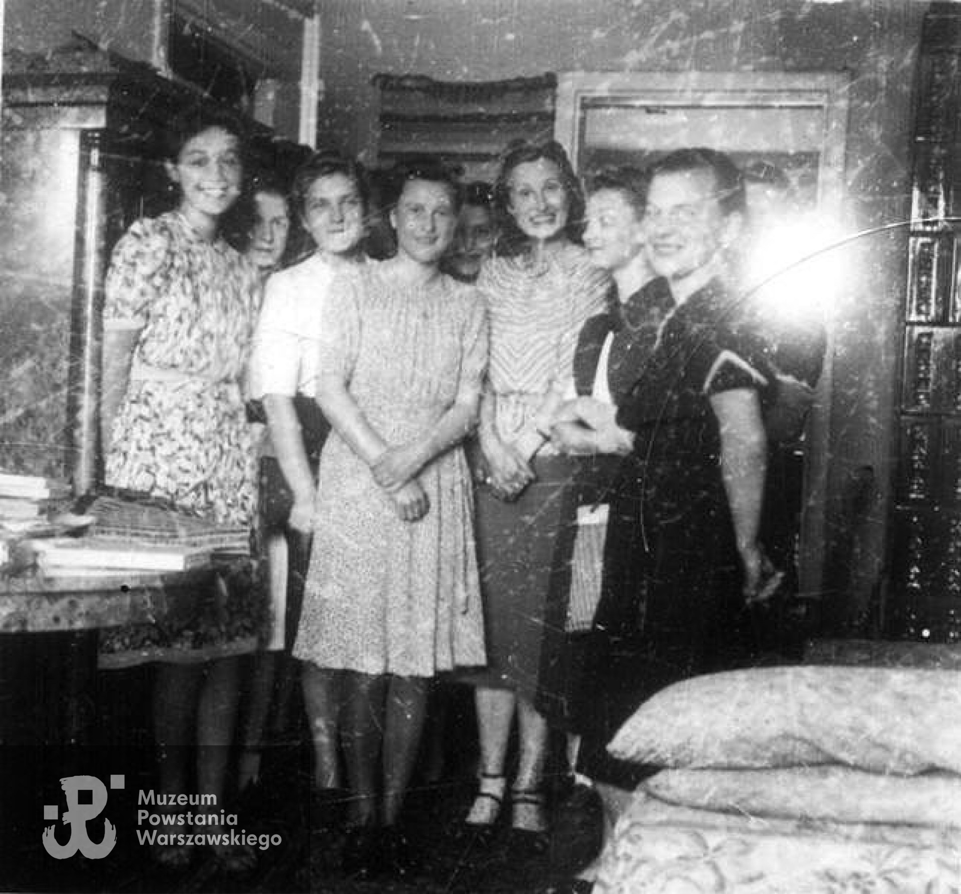 Matura na tajnych kompletach - wiosna 1943 r. - Zosia w czarnej sukience pierwsza z prawej