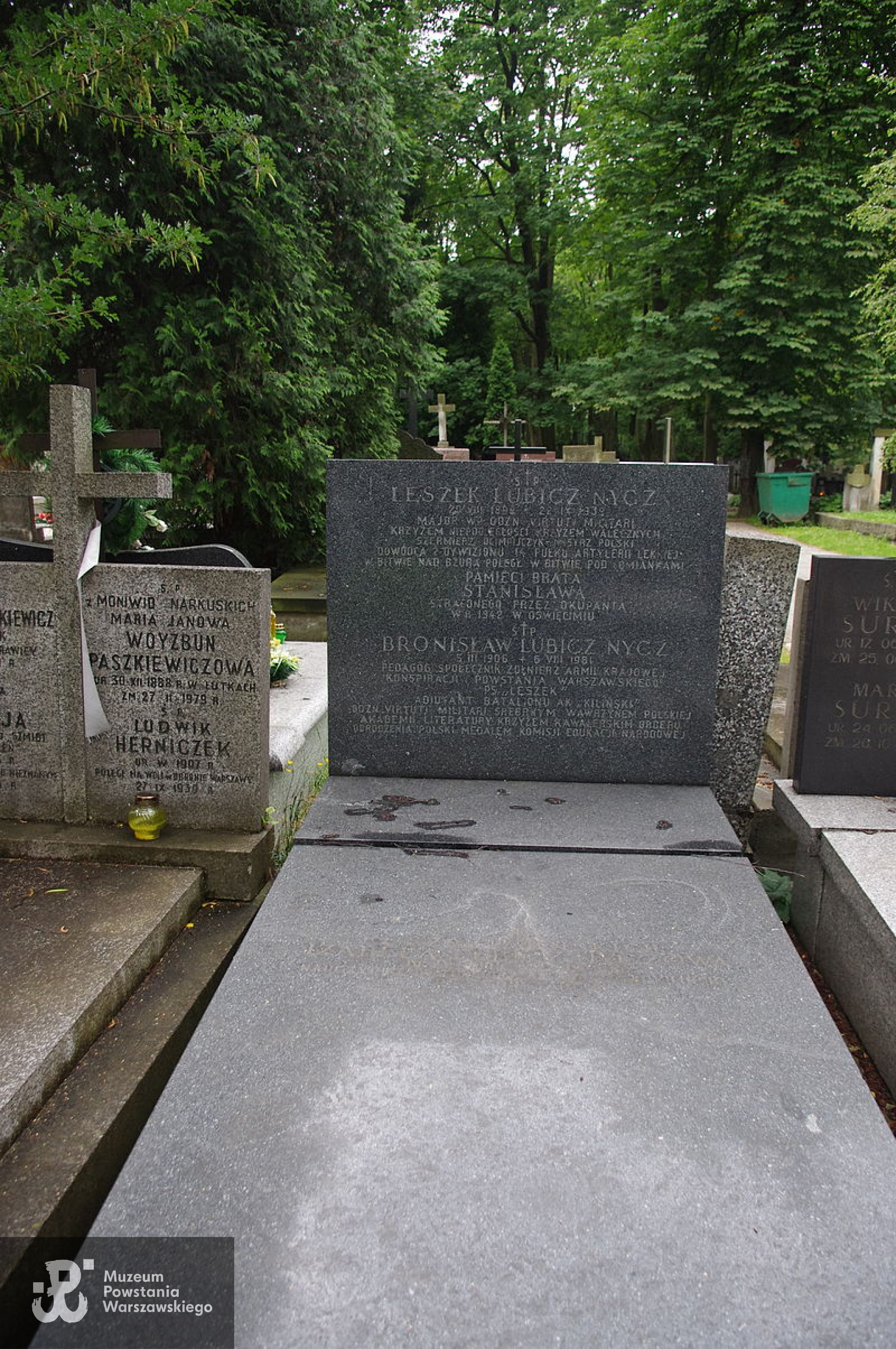 Grób Bronisława Lubicz-Nycza i jego brata Leszka Lubicz-Nycza znajdujący się na Cmentarzu Wojskowym na Powązkach w Warszawie. Fot. Mateusz Opasiński, źródło Wikipedia