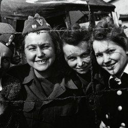 Wyzwolenie Oberlangen, 12.04.1945 r. Wanda Lachowicka druga od lewej, pozostałe kobiety na zdjęciu to Krystyna Lachowicka (pierwsza z lewej),  