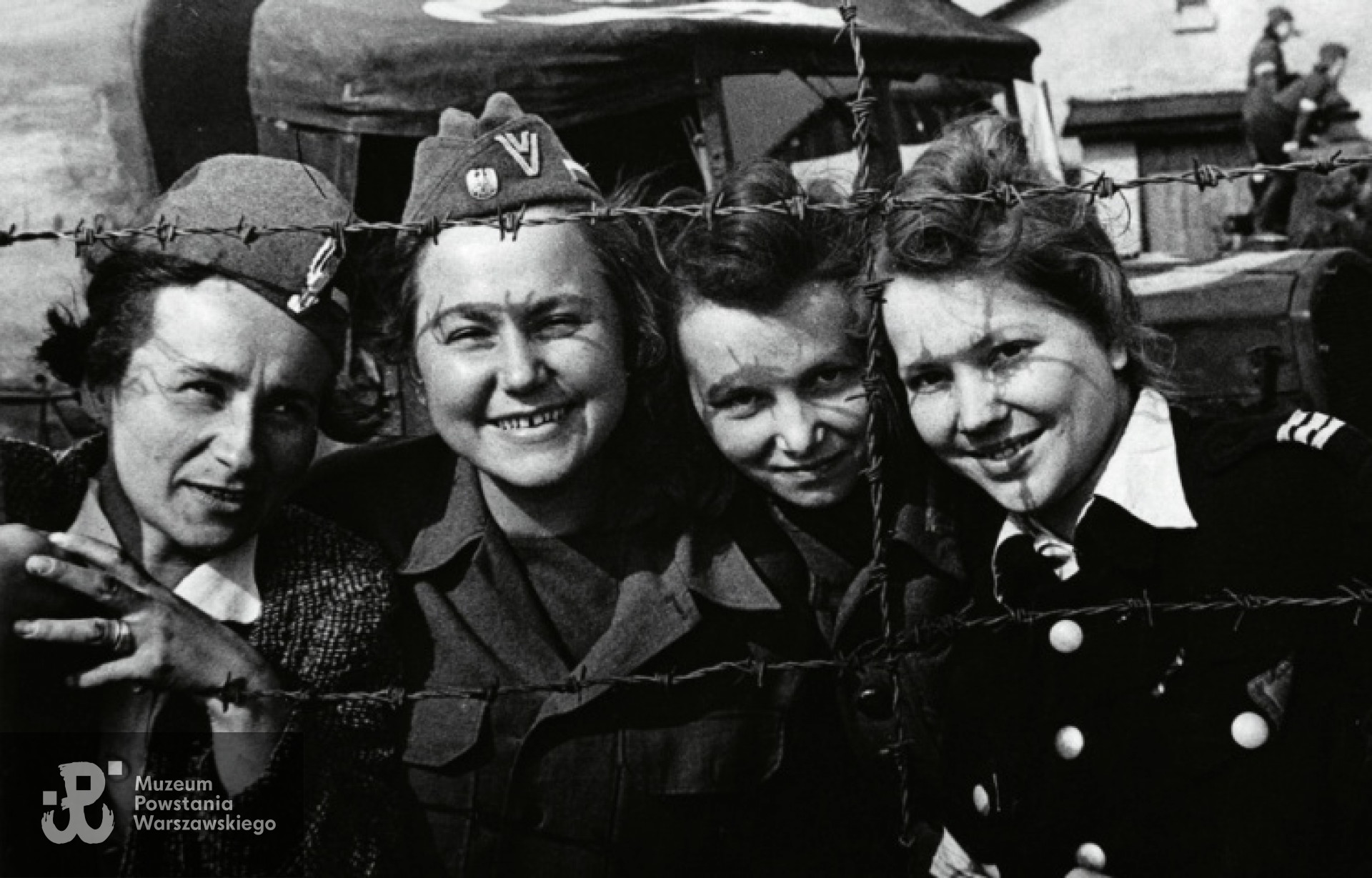 Wyzwolenie Oberlangen, 12.04.1945 r. Wanda Lachowicka druga od lewej, pozostałe kobiety na zdjęciu to Krystyna Lachowicka (pierwsza z lewej),  "Magda” (Kario-Liebich) i „Oleńka” (Jadwiga Gońska-Krahelska)  Fot. AR MPW