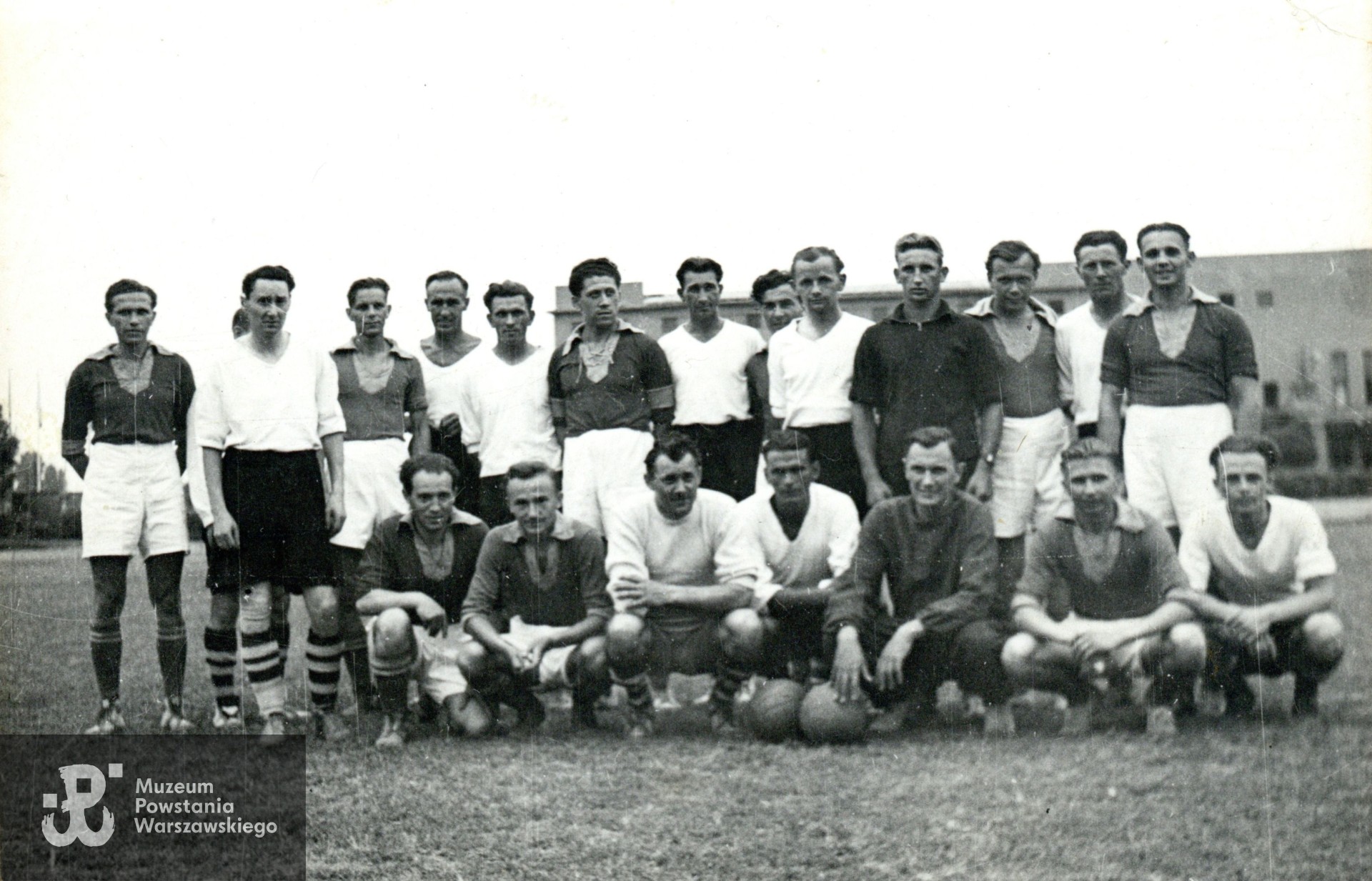 Reprezentacja GKKF (Główny Komitet Kultury Fizycznej) - Puchar Polski, 1952/1953. Warszawa, Stadion Legii. Fot. ze zbiorów Muzeum Powstania Warszawskiego, sygn. P/10225, dar p. Andrzeja Ruckgabera