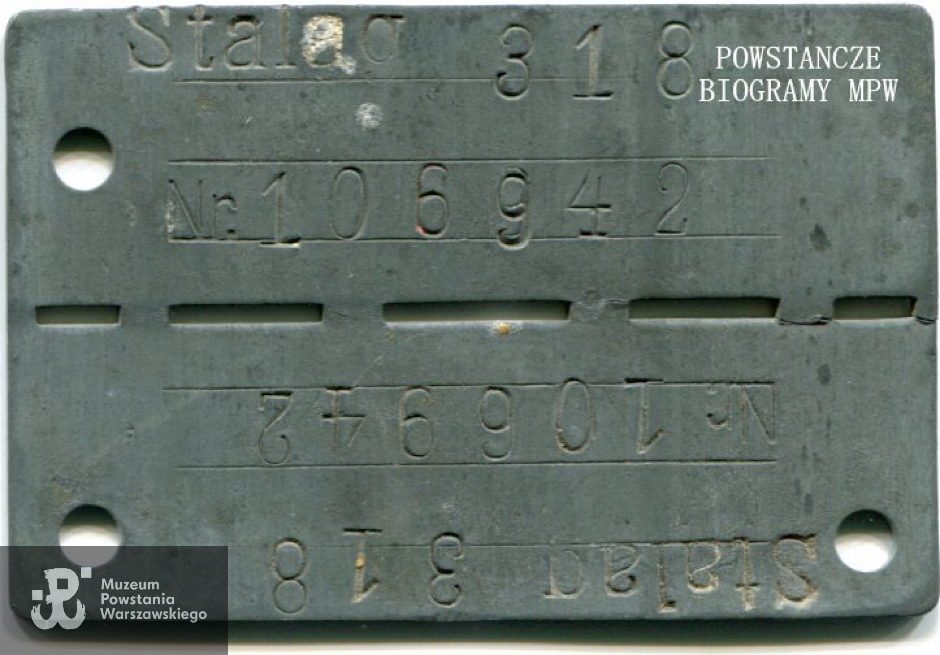 Blaszka identyfikacyjna ze Stalagu 318 (nr 106942), należąca do Ewy Gierdo. Ze zbiorów Muzeum Powstania Warszawskiego, sygn. P/8169