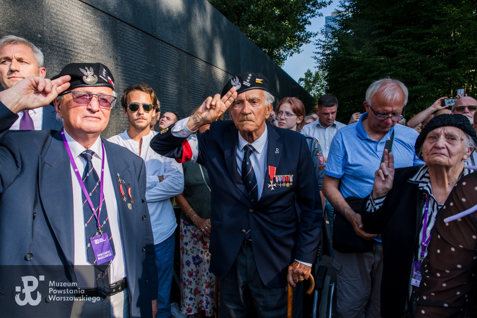 Pan płk. Jerzy Baranowski (w środku) podczas uroczystości 80. rocznicy wybuchu Powstania Warszawskiego, godzina „W” w Parku Wolności przy Muzeum Powstania Warszawskiego, 01.08.2024. Z lewej p. Jerzy Zawadzki „Mały". Fot. Katarzyna Stefanowska/MPW